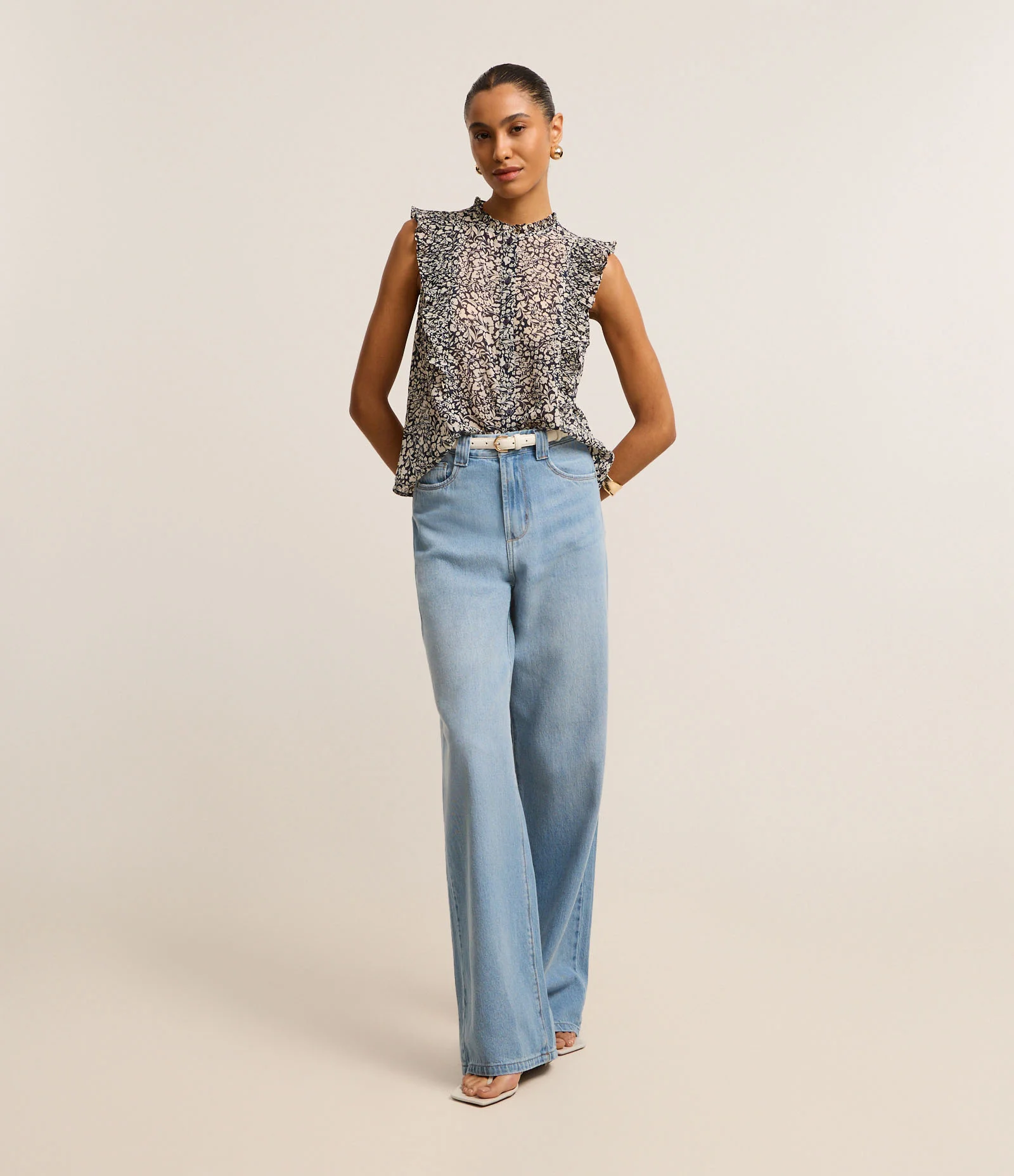 Camisa em Chiffon com Babados e Estampa Floral Arabesco Azul/Branco 2