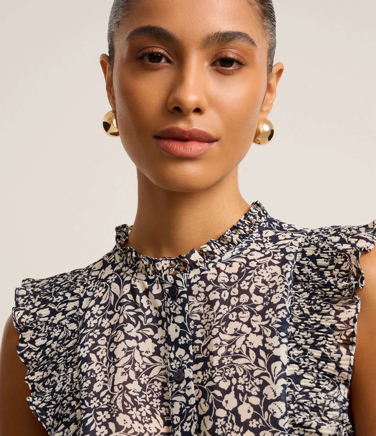 Camisa em Chiffon com Babados e Estampa Floral Arabesco Azul/Branco 3