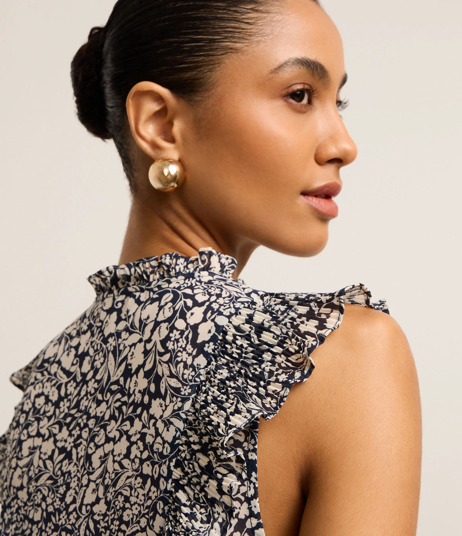 Camisa em Chiffon com Babados e Estampa Floral Arabesco Azul/Branco 4