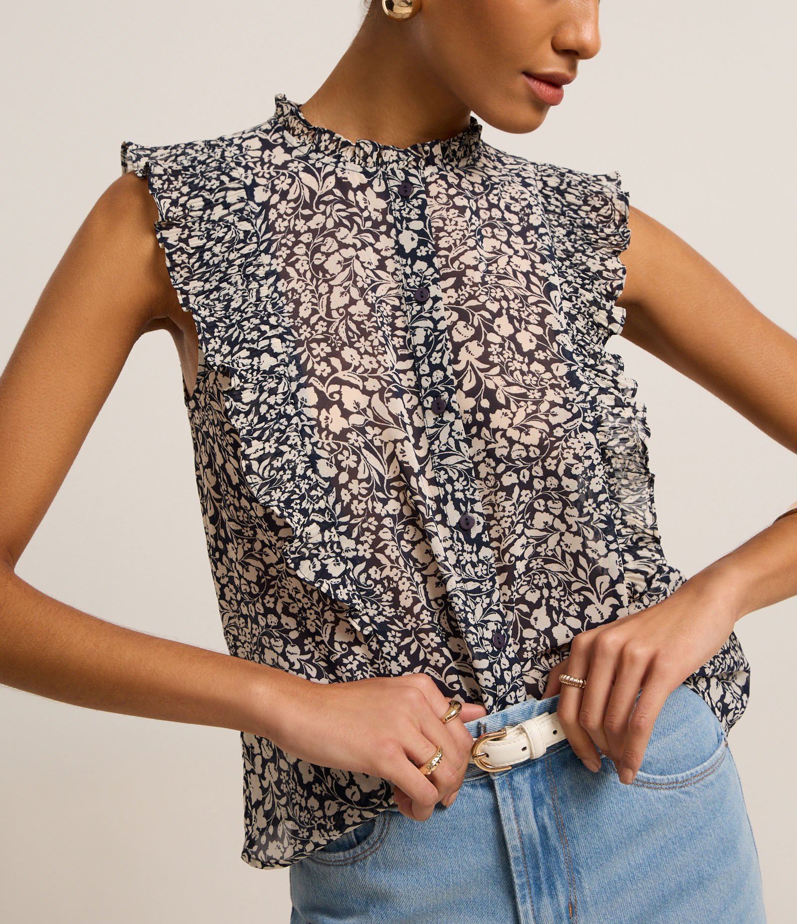 Camisa em Chiffon com Babados e Estampa Floral Arabesco Azul/Branco 5