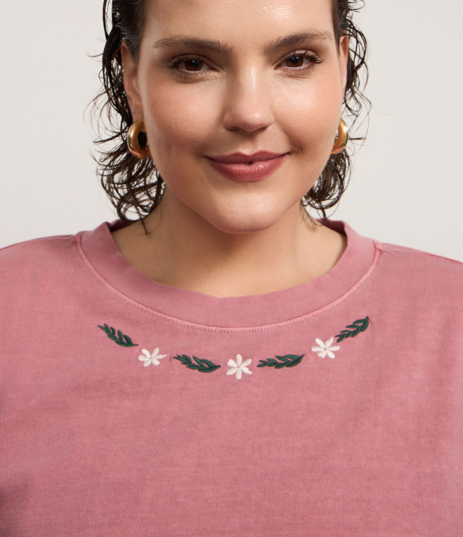 Camiseta em Algodão com Bordado Floral Curve & Plus Size Rosa 2