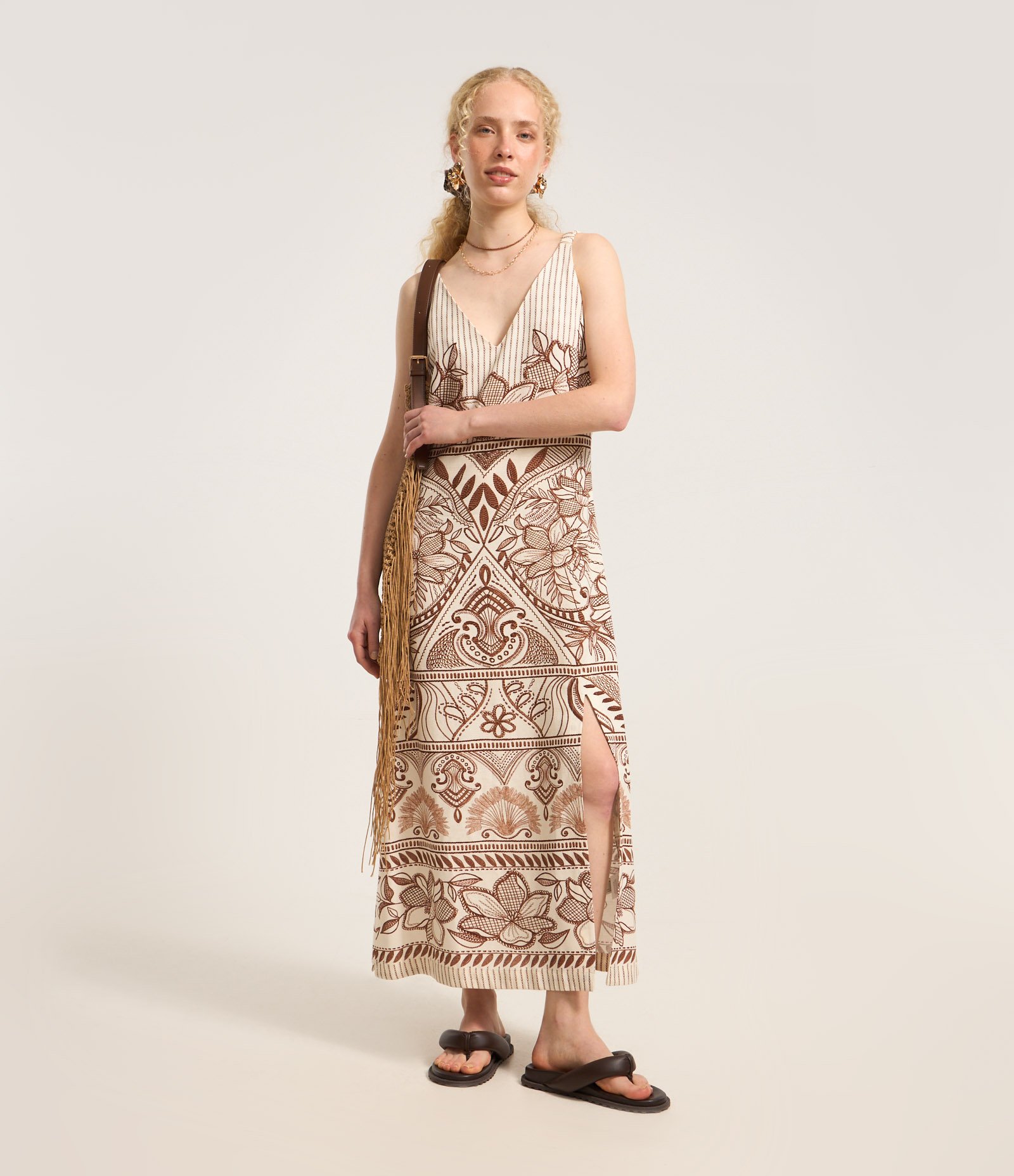 Vestido Reto Long Midi em Viscose com Estampa Floral Marrom 1