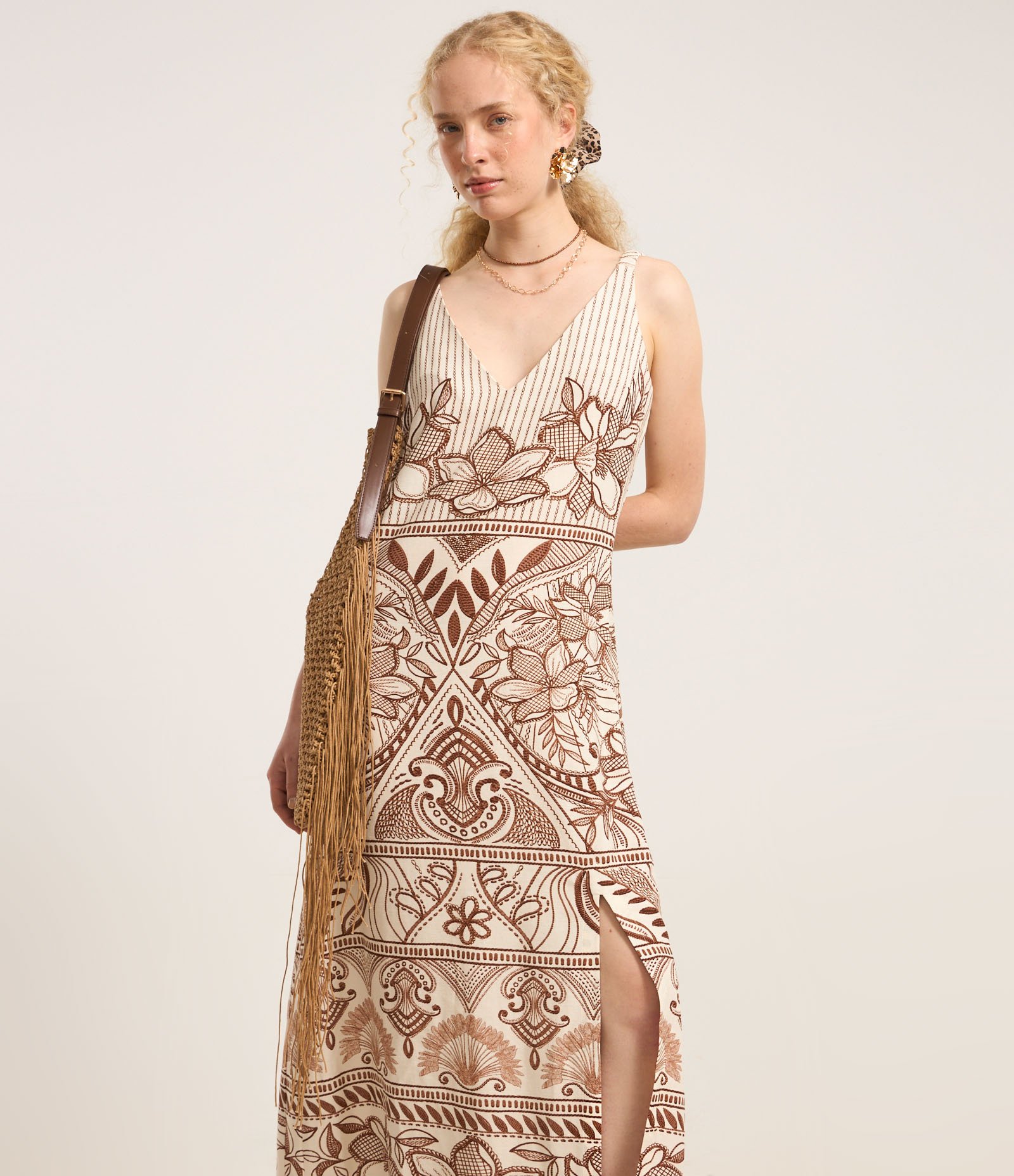 Vestido Reto Long Midi em Viscose com Estampa Floral Marrom 2