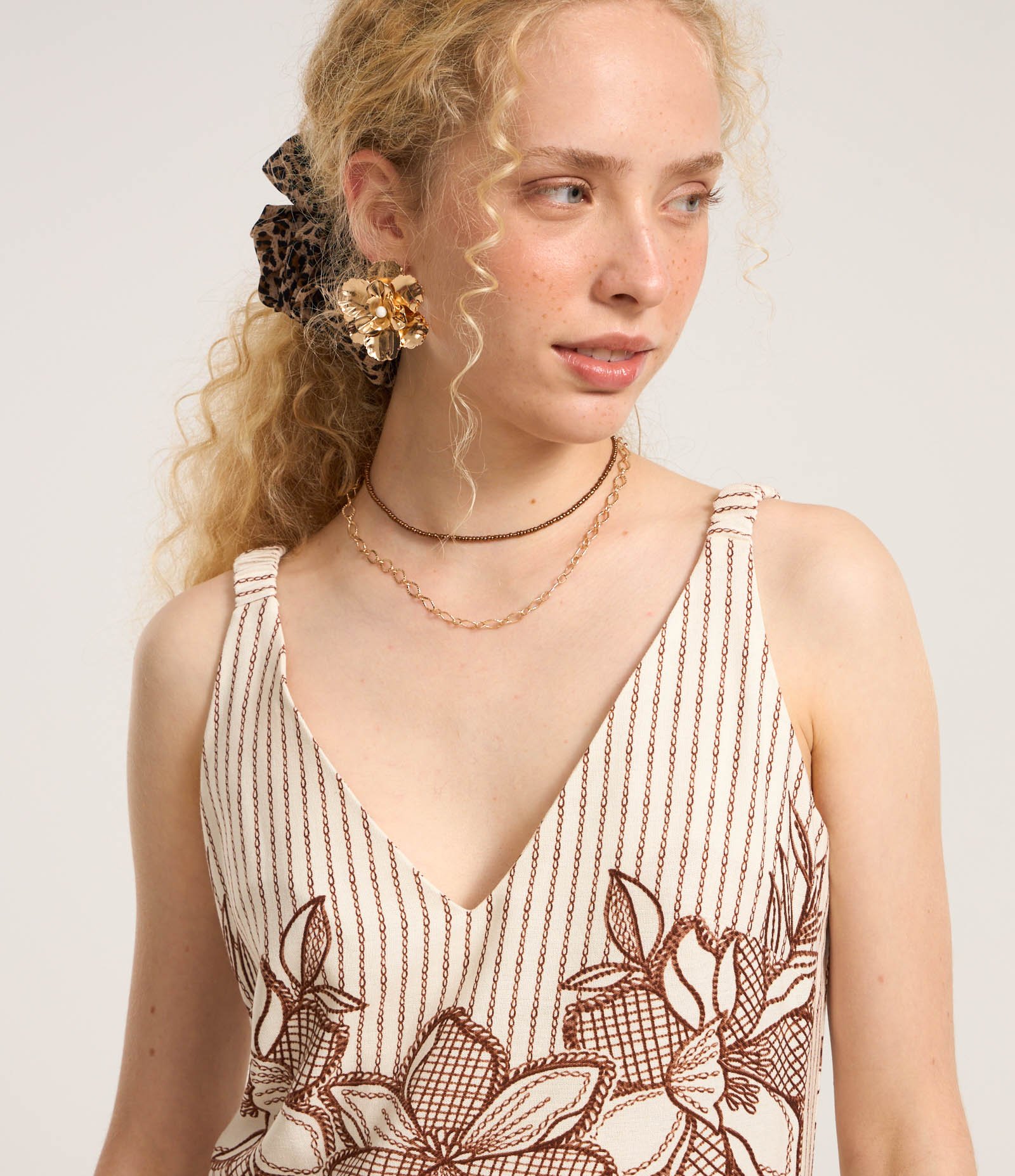 Vestido Reto Long Midi em Viscose com Estampa Floral Marrom 3