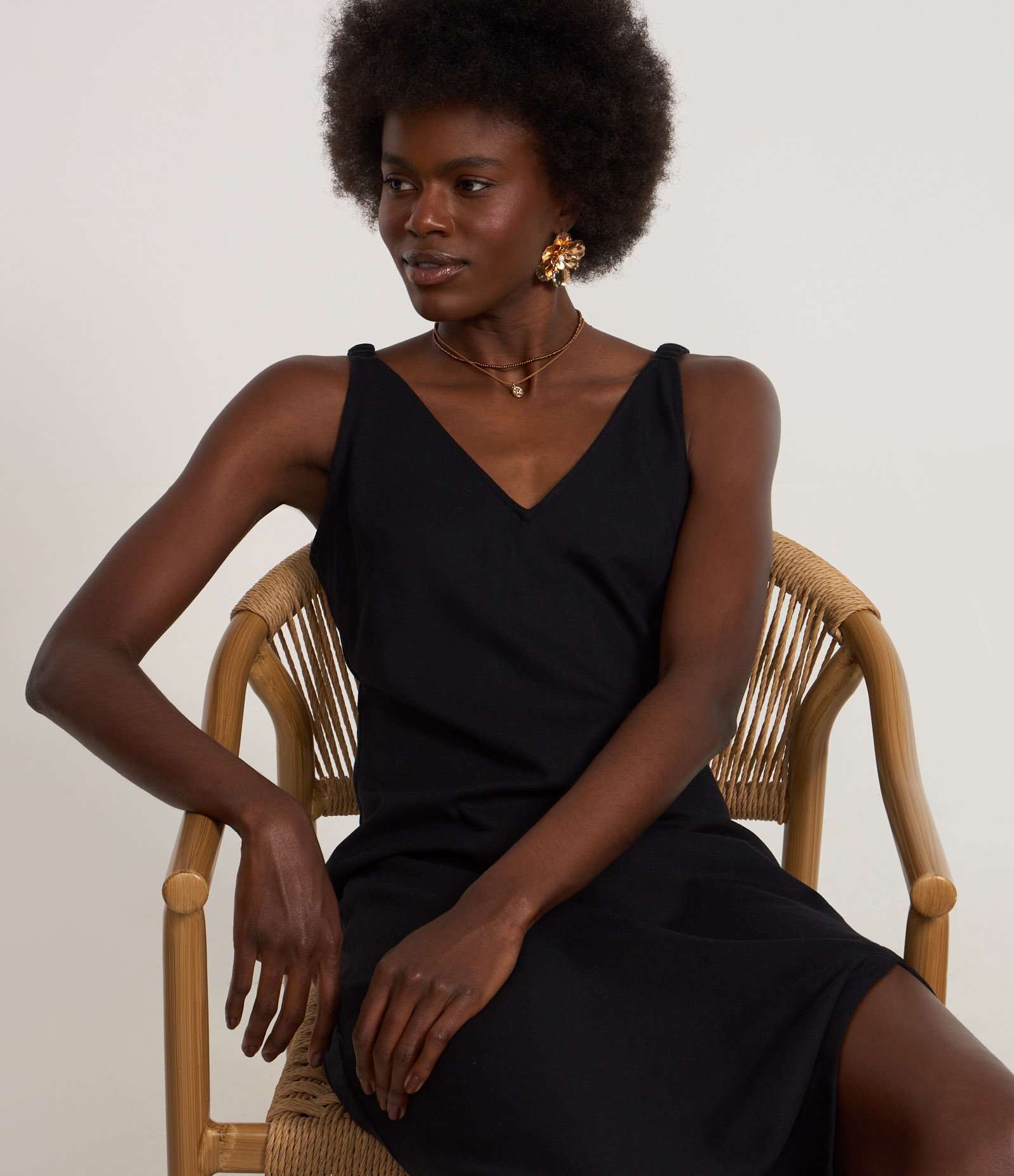 Vestido New Midi em Viscose e Linho com Fenda Lateral Preto 3