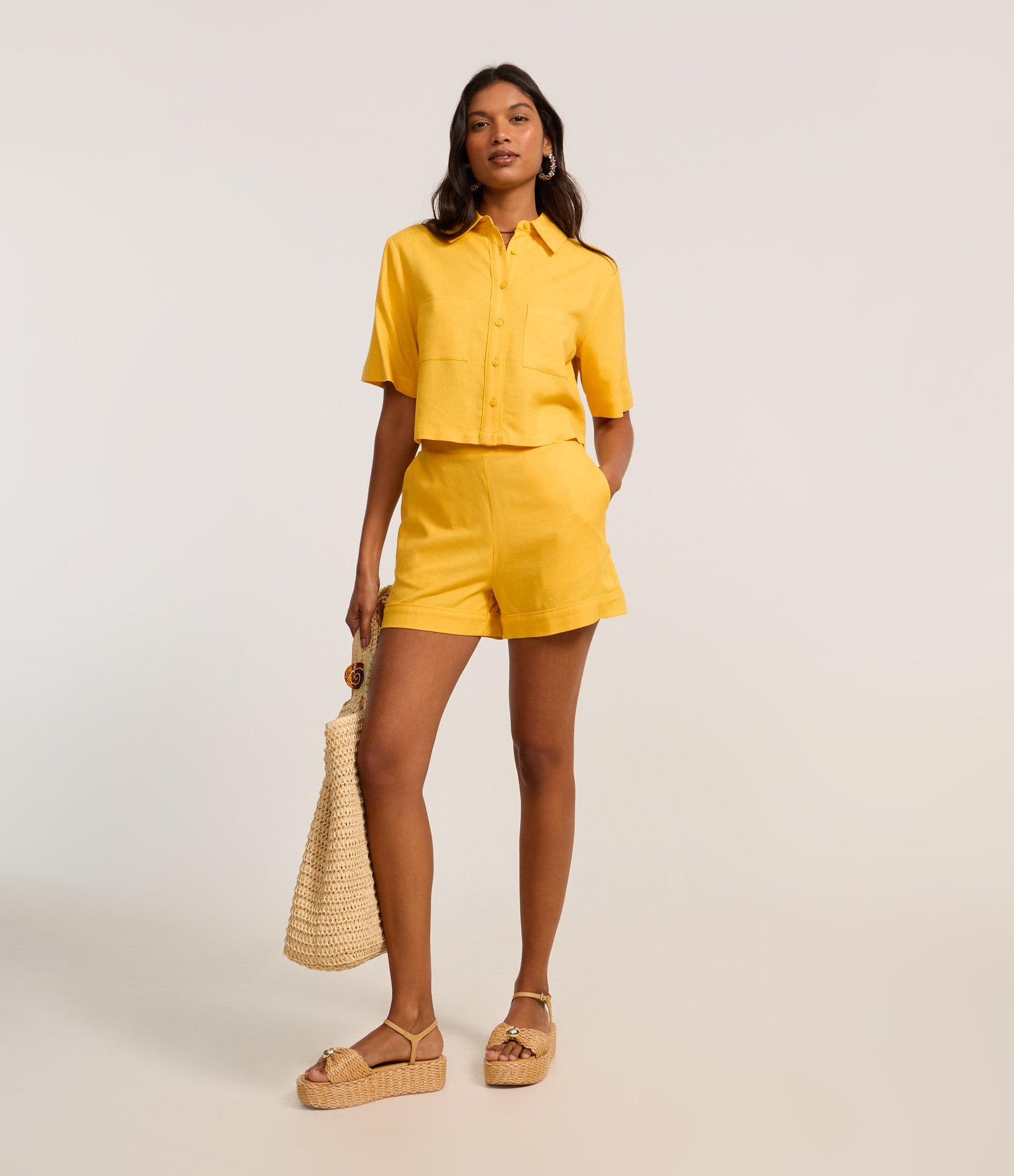 Short Curto em Viscose com Cós Elástico Amarelo 1