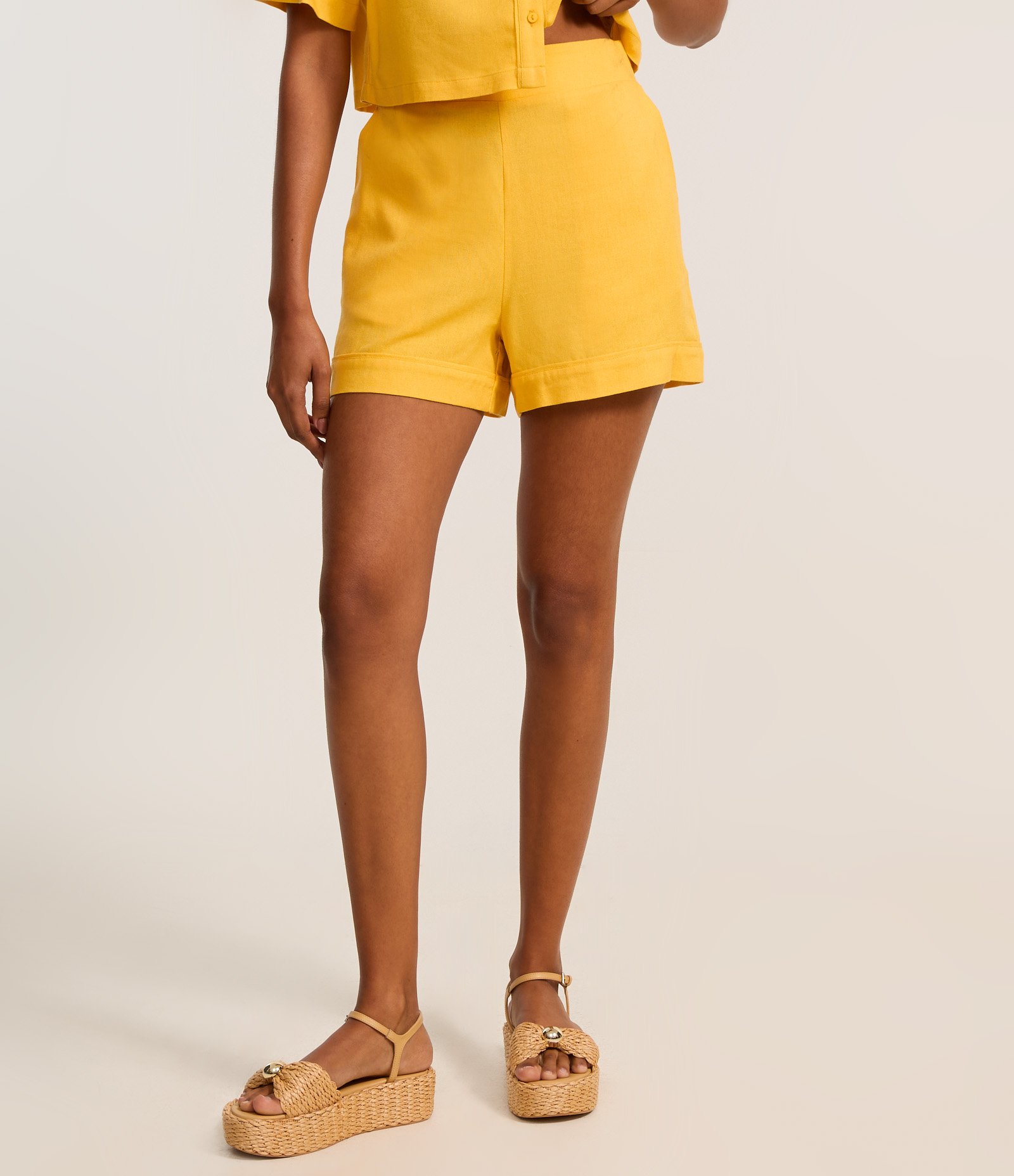 Short Curto em Viscose com Cós Elástico Amarelo 3