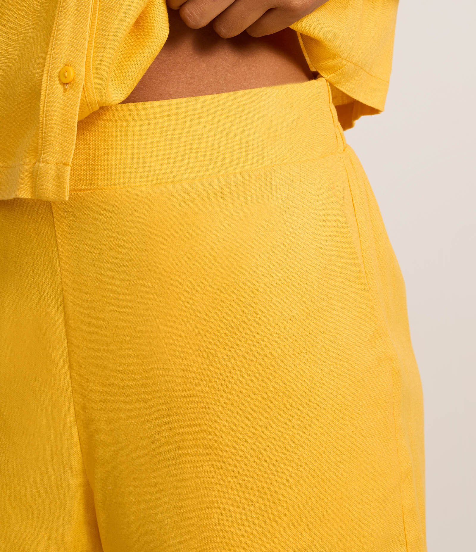 Short Curto em Viscose com Cós Elástico Amarelo 4