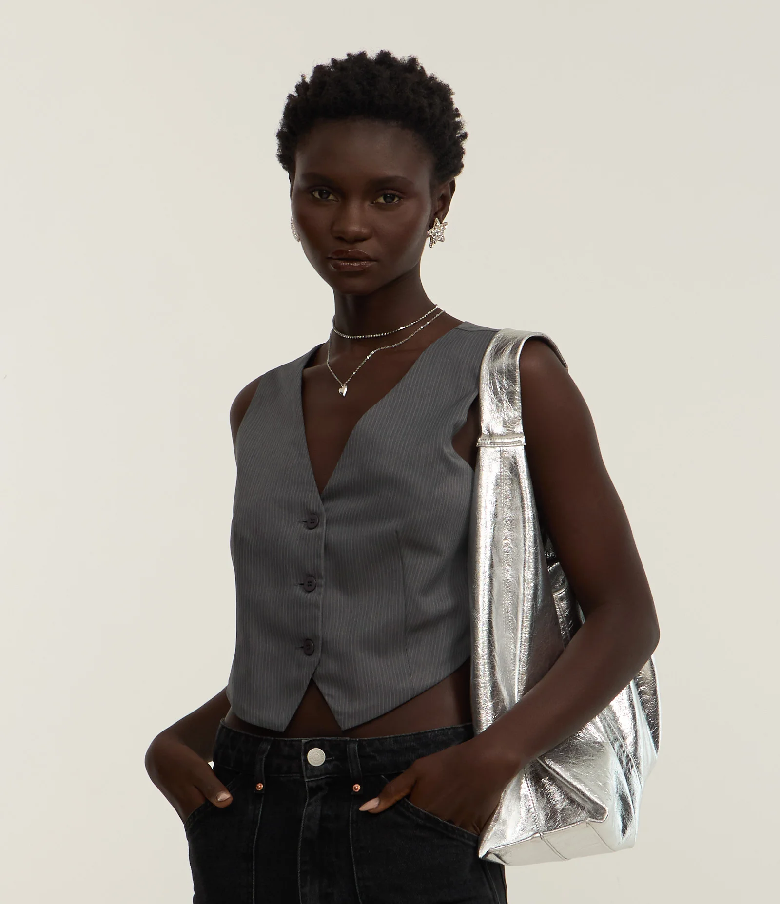 Colete Curto Alfaiatado com Estampa Risca de Giz Cinza 1