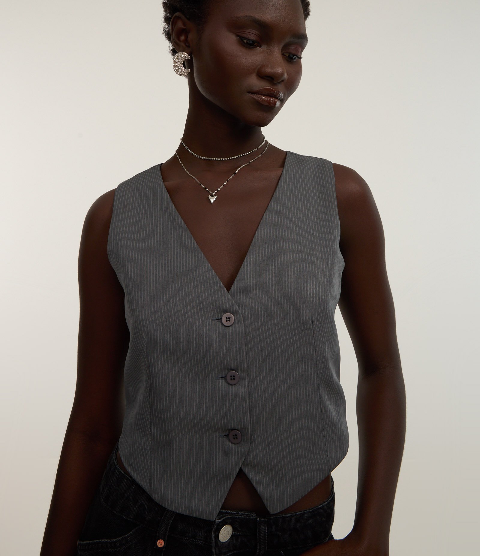 Colete Curto Alfaiatado com Estampa Risca de Giz Cinza 3