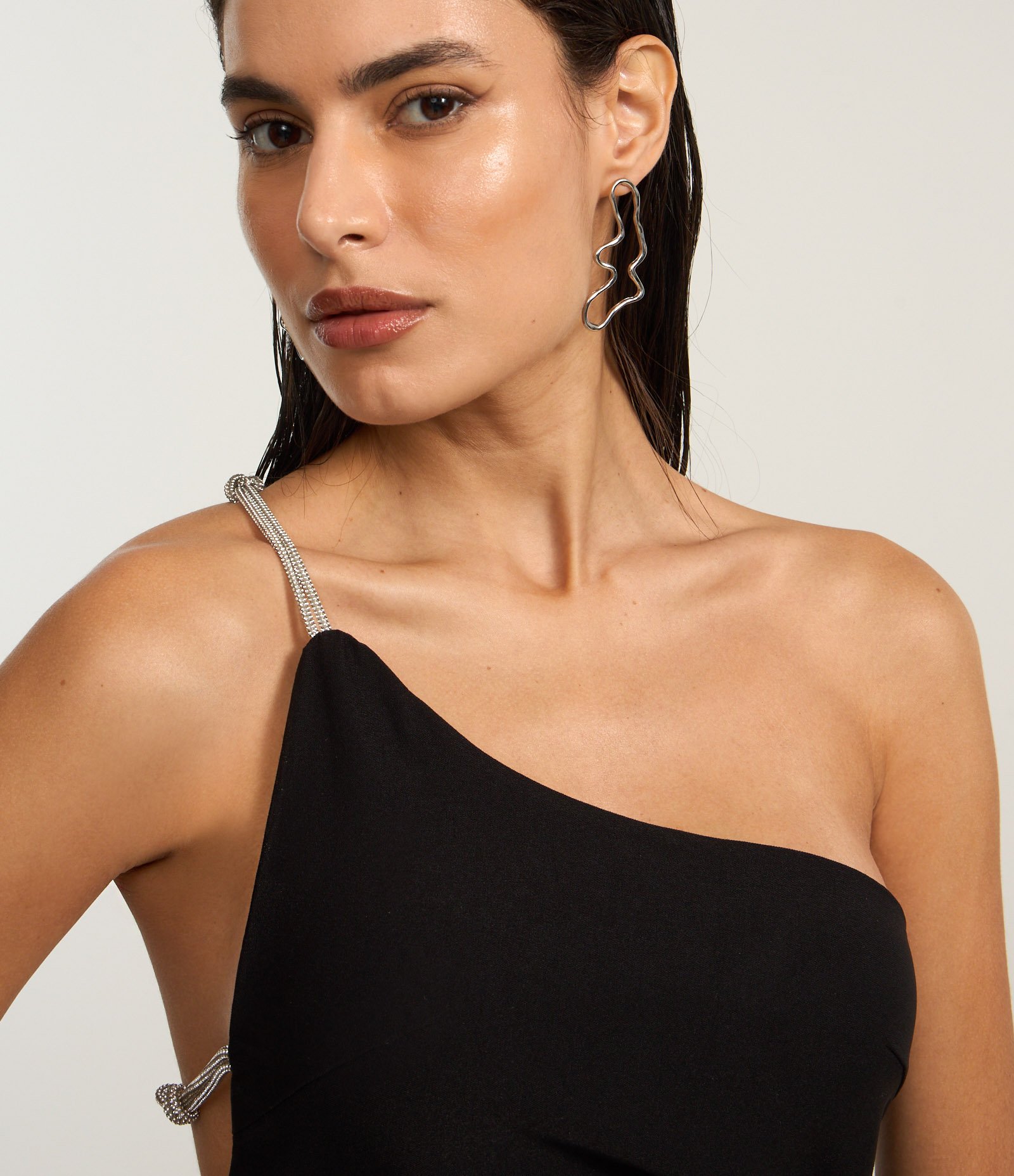 Vestido Curto Ombro Só em Bengaline com Alça de Strass Preto 3
