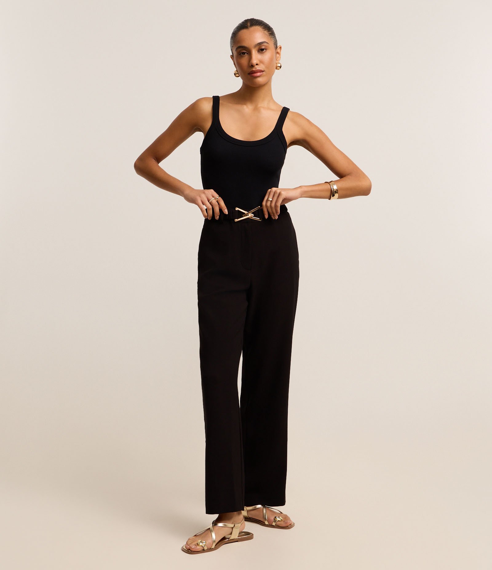 Calça Wide Leg Alfaiatada com Fivela Triângulo no Cinto Elástico Preto 2