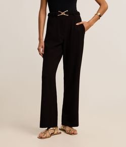 Calça Wide Leg Alfaiatada com Fivela Triângulo no Cinto Elástico