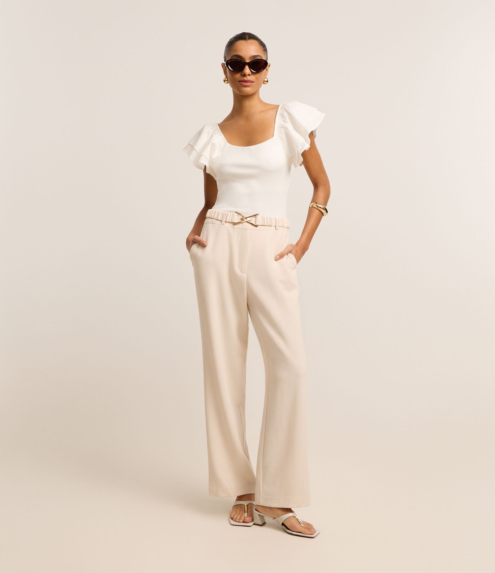 Calça Wide Leg Alfaiatada com Fivela Triângulo no Cinto Elástico Bege 1