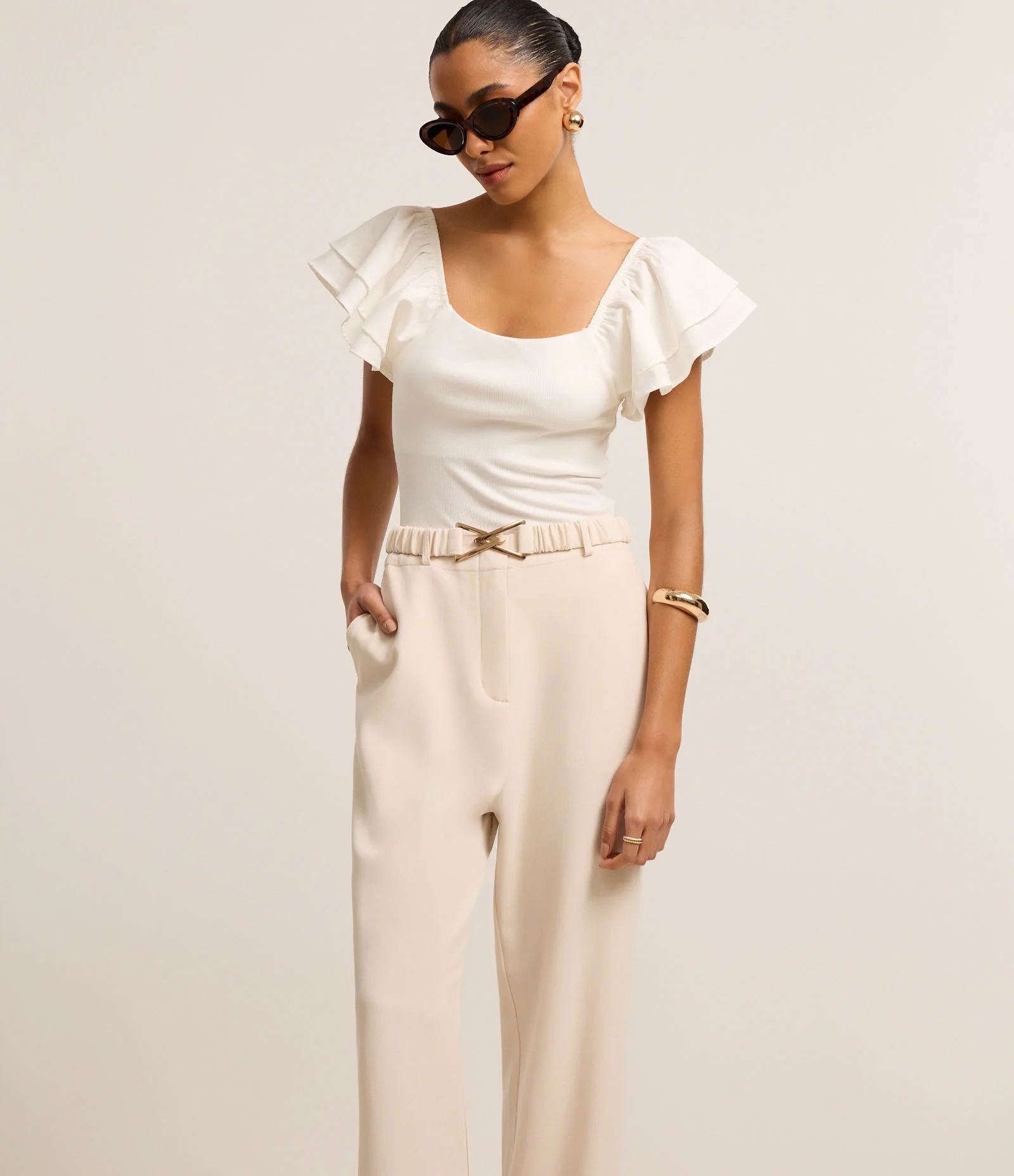 Calça Wide Leg Alfaiatada com Fivela Triângulo no Cinto Elástico Bege 2