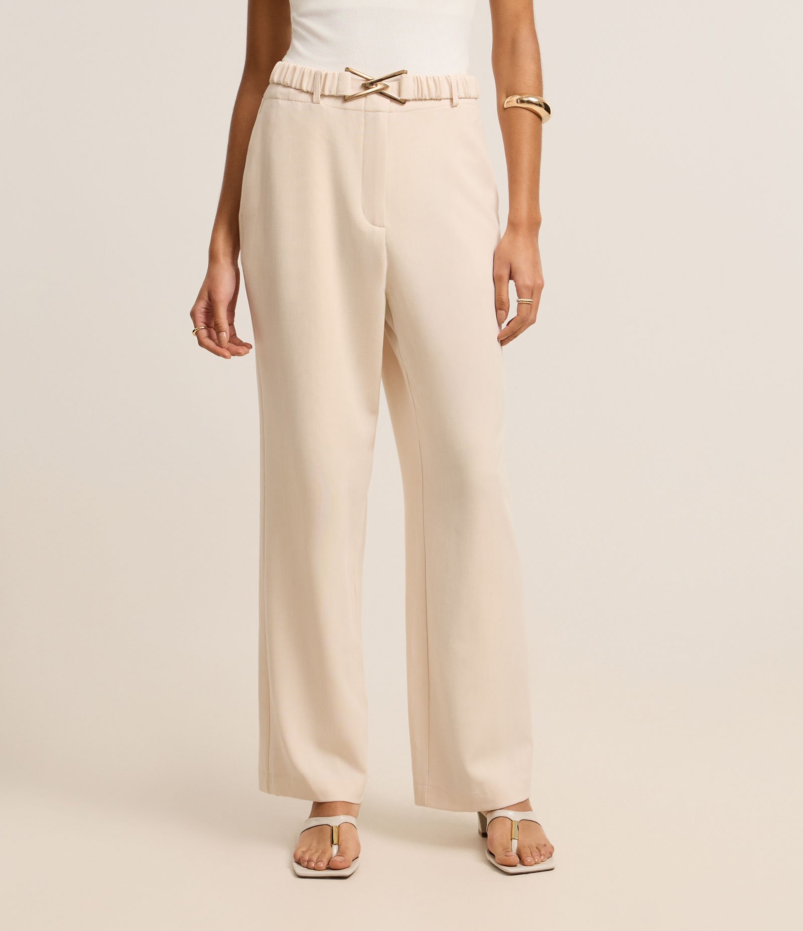 Calça Wide Leg Alfaiatada com Fivela Triângulo no Cinto Elástico Bege 3