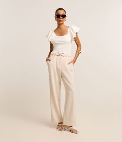 Calça Wide Leg Alfaiatada com Fivela Triângulo no Cinto Elástico