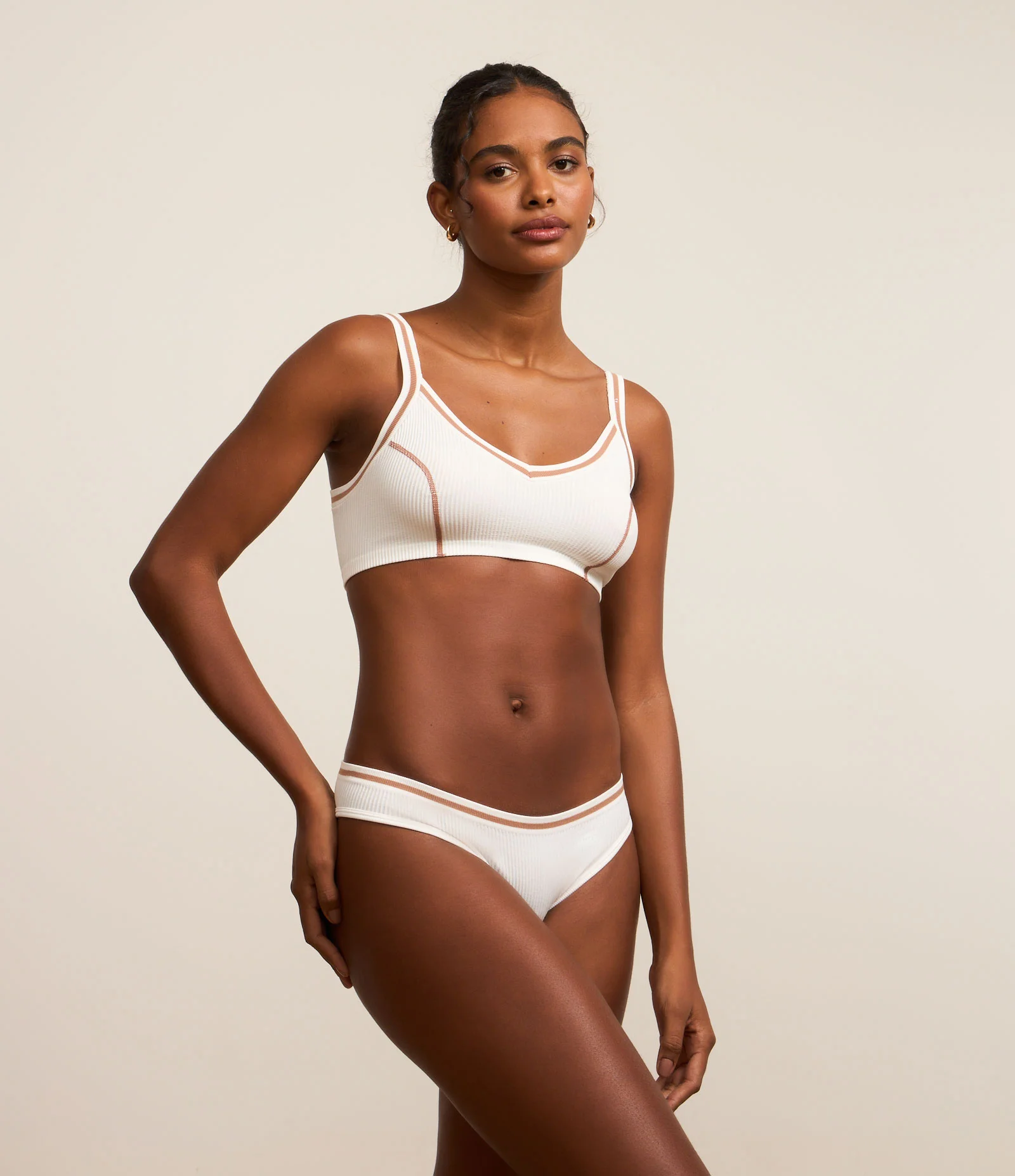 Sutiã Canelado em Poliamida Seamless com Recortes Contrastantes Off White 2