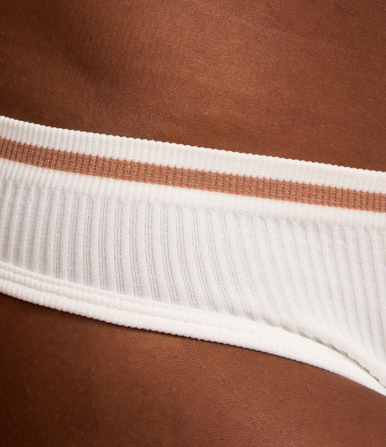 Calcinha Biquíni Canelada em Poliamida Seamless com Recorte Contrastante Branco 4