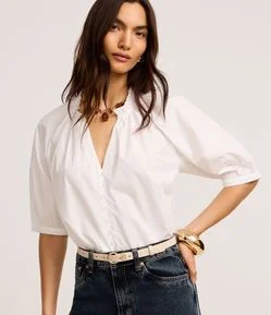 Camisa em Tricoline com Frufru na Gola Padre e Manga Bufante