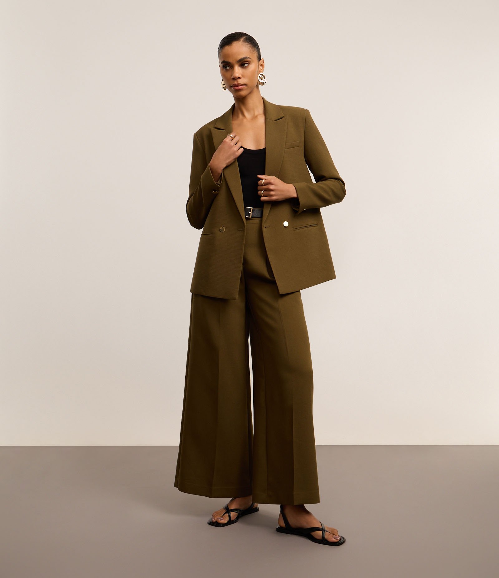 Calça Wide Leg em Alfaiataria com Pregas e Cinto Verde 1