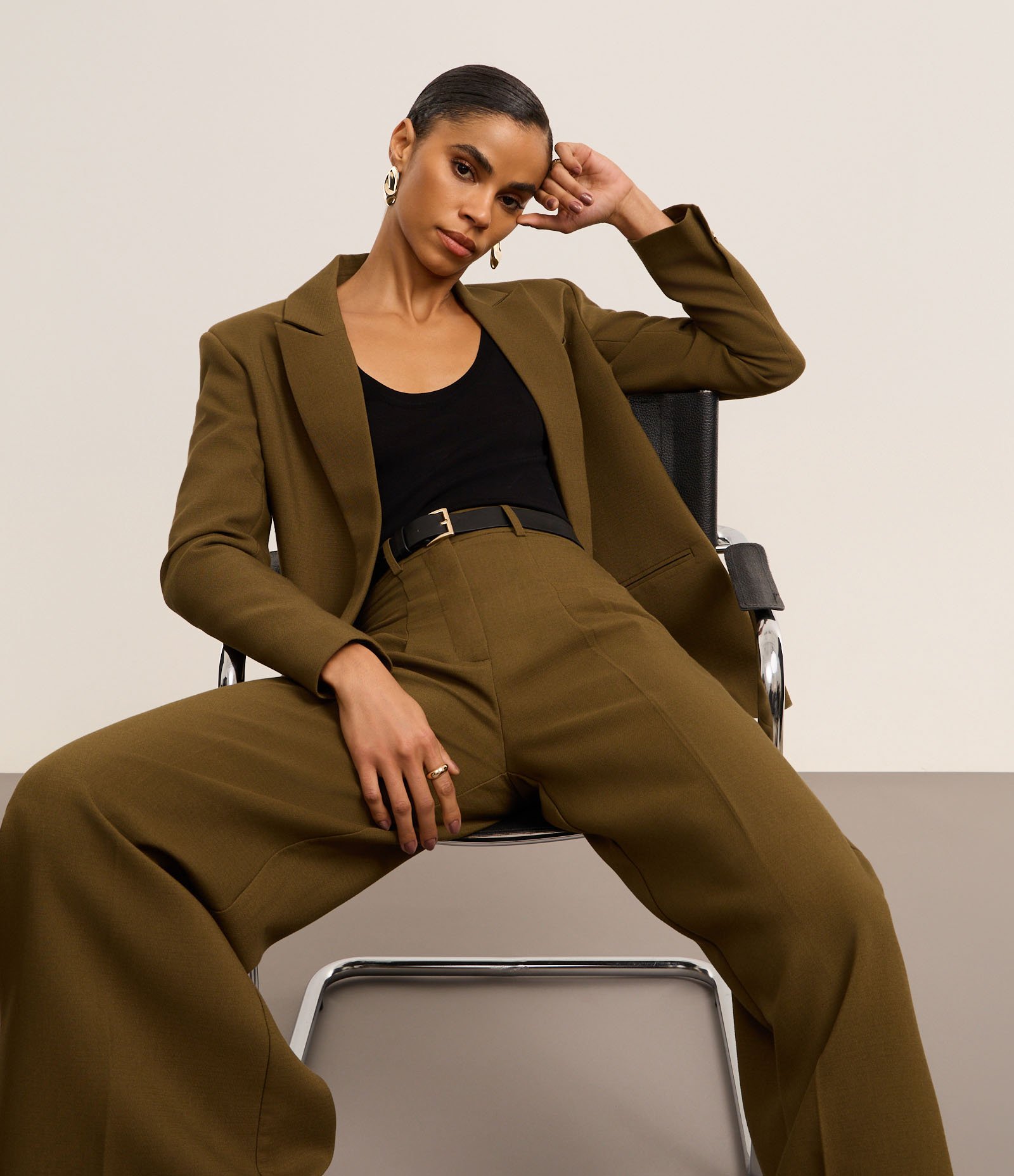 Calça Wide Leg em Alfaiataria com Pregas e Cinto Verde 2