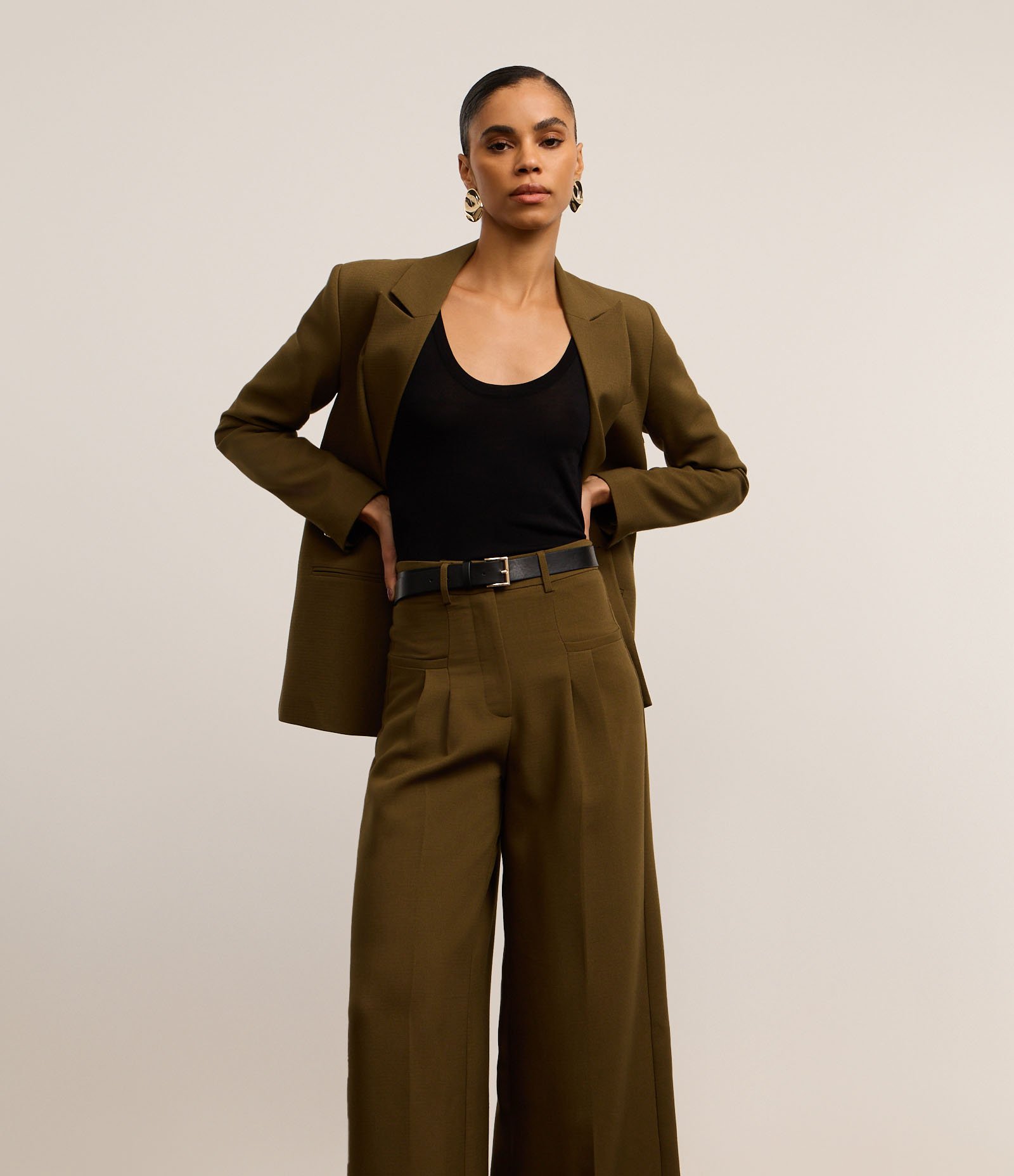 Calça Wide Leg em Alfaiataria com Pregas e Cinto Verde 3