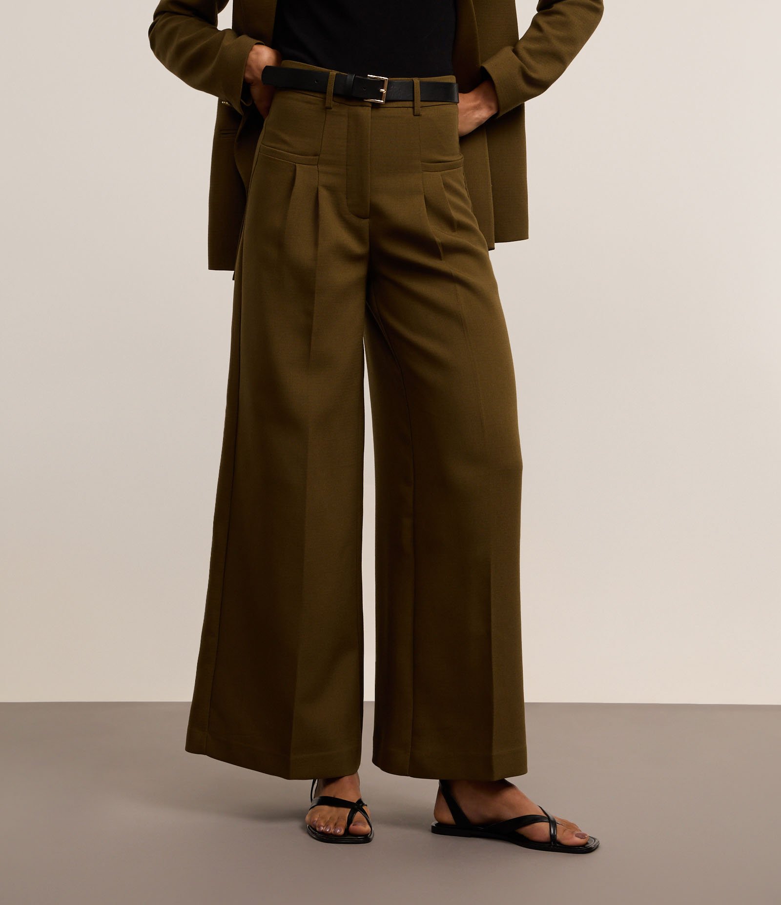 Calça Wide Leg em Alfaiataria com Pregas e Cinto Verde 4