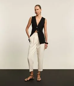 Calça Cenoura Alfaiataria Cintura Alta com Pregas