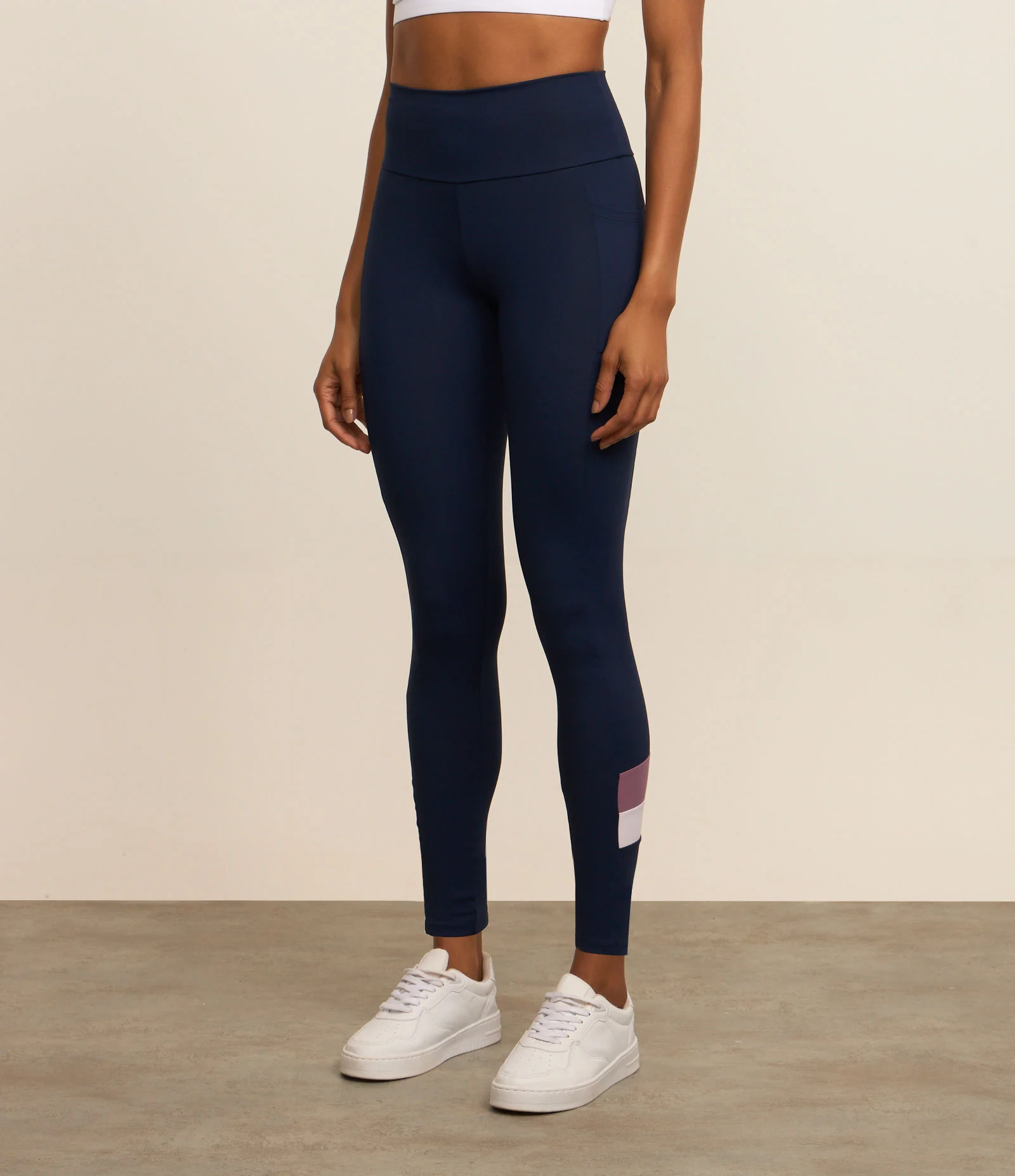 Calça Legging Esportiva em Poliamida com Detalhe Contrastante Azul Marinho 2