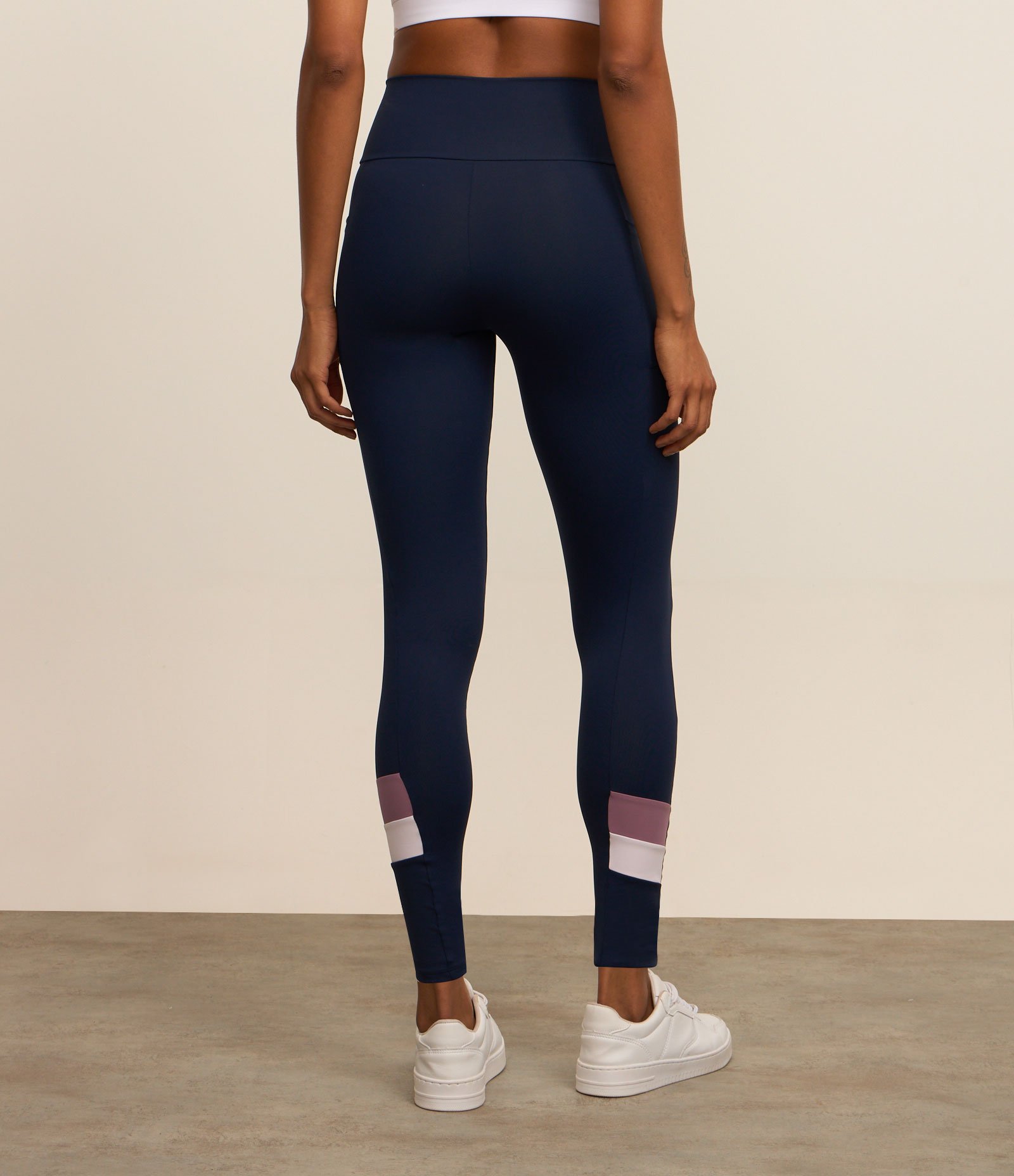 Calça Legging Esportiva em Poliamida com Detalhe Contrastante Azul Marinho 3