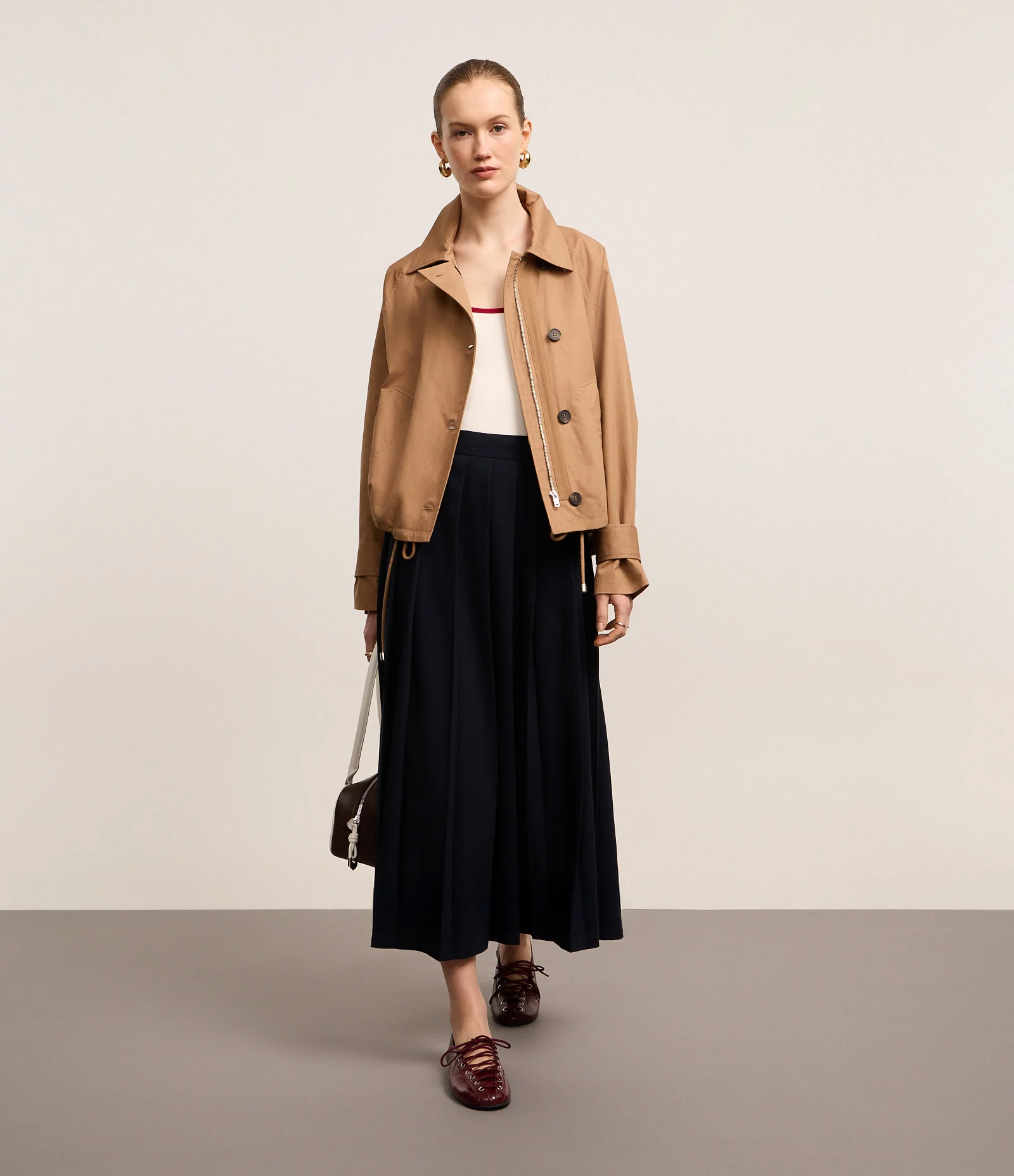 Saia Evasê Midi Alfaiatada com Efeito Plissado Azul Marinho 1