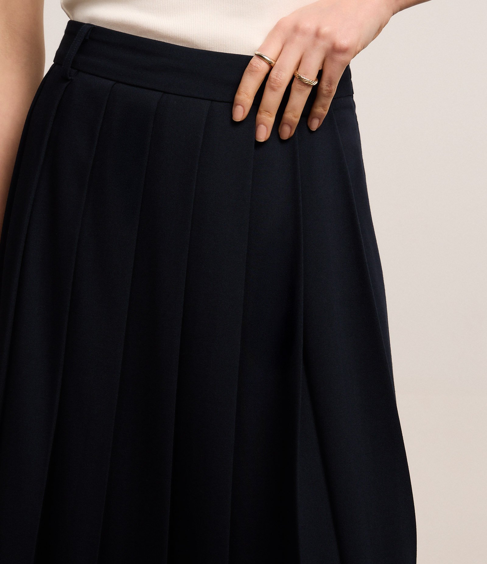 Saia Evasê Midi Alfaiatada com Efeito Plissado Azul Marinho 3