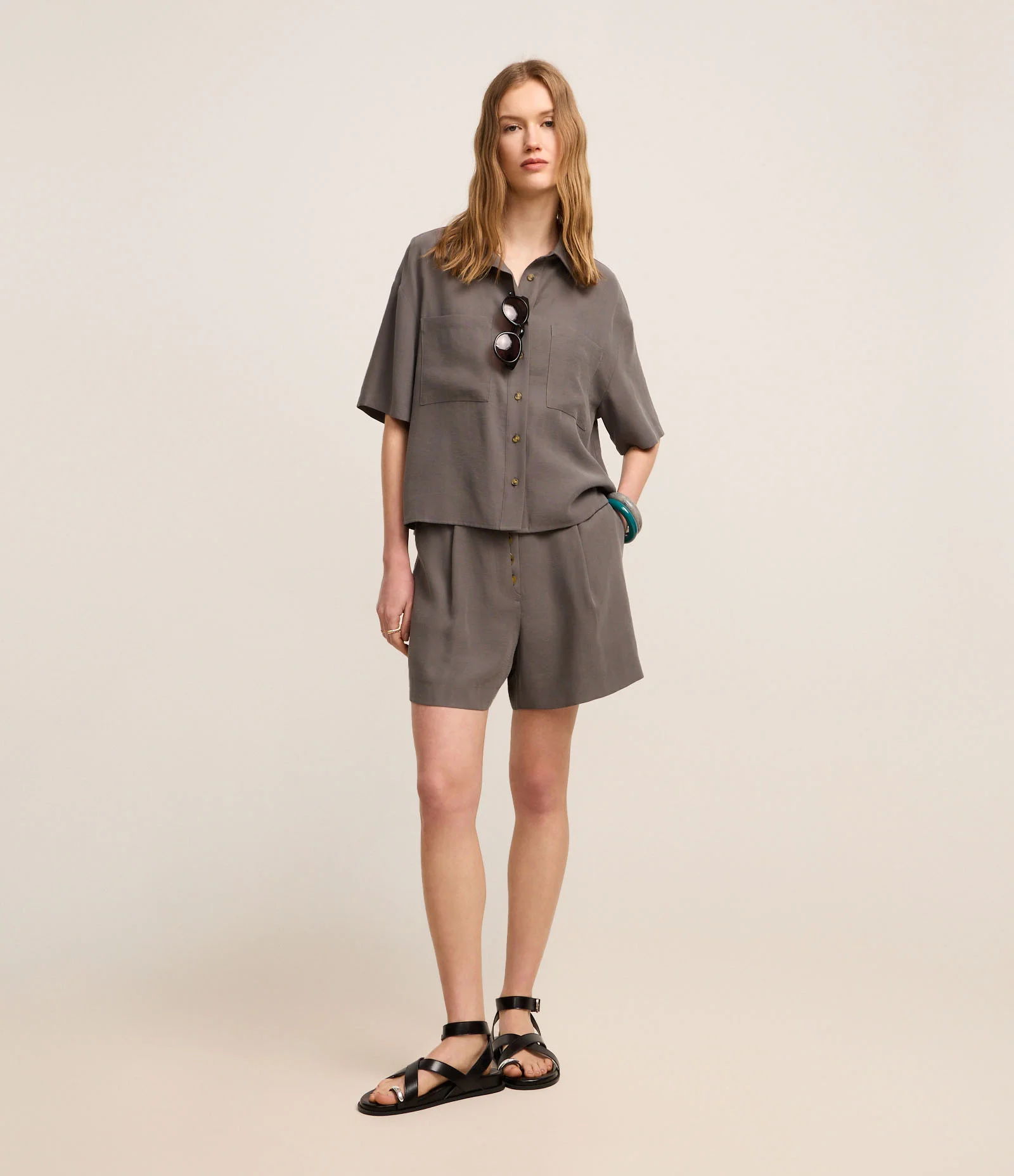 Short Reto Cintura Alta em Viscose com Pregas Cinza 1