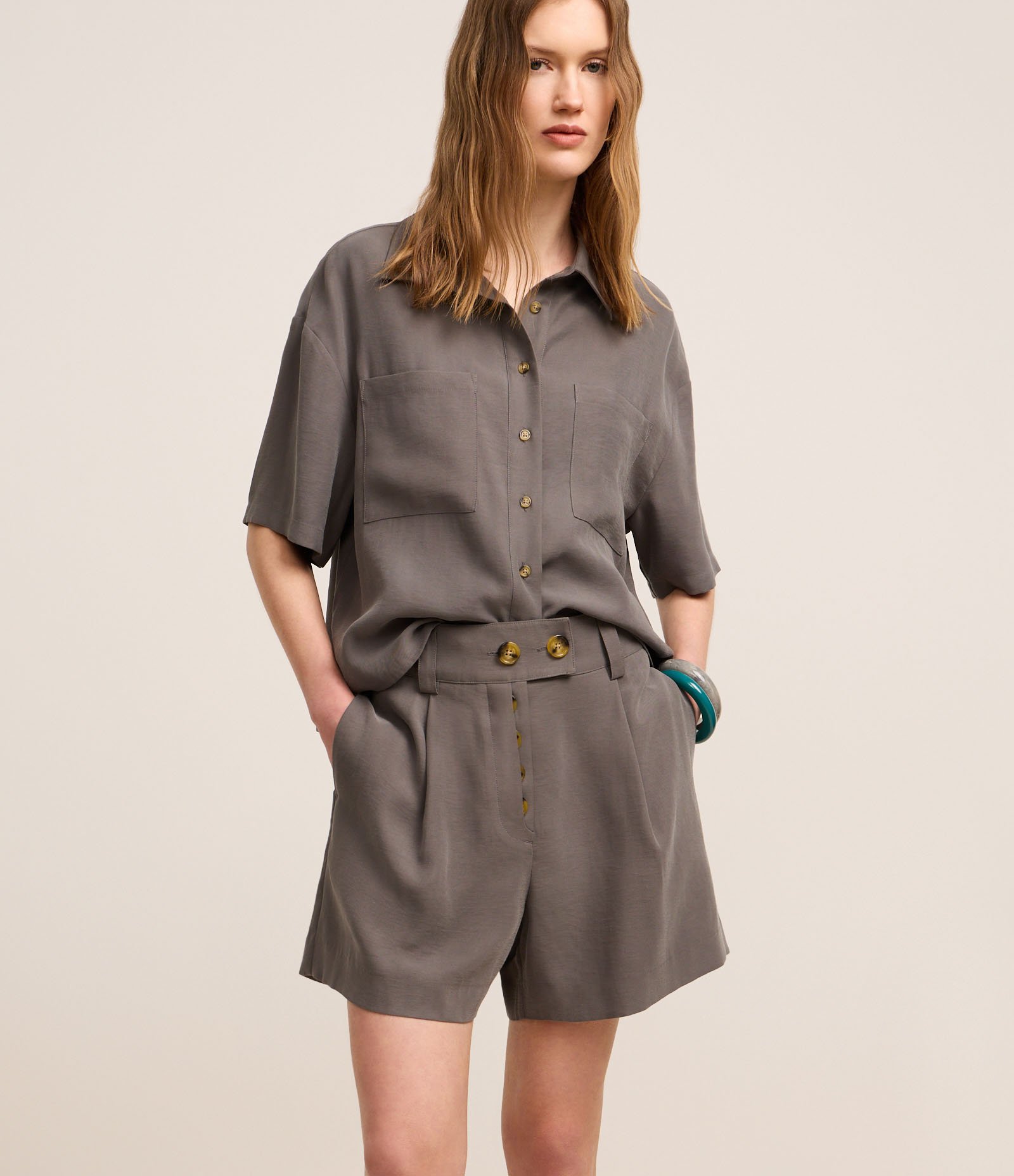 Short Reto Cintura Alta em Viscose com Pregas Cinza 2