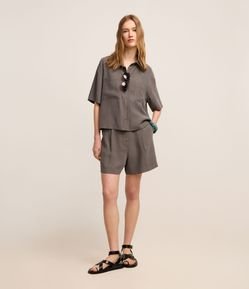 Short Reto Cintura Alta em Viscose com Pregas