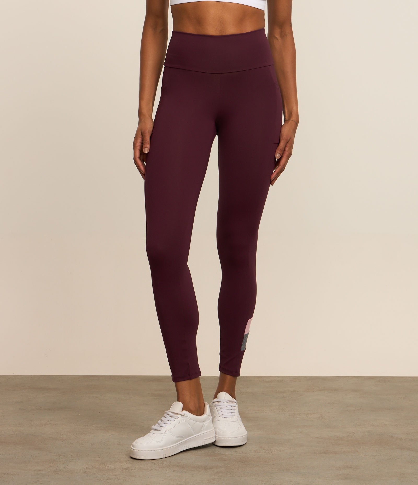 Calça Legging Esportiva em Microfibra com Bolso e Recortes Vinho 1