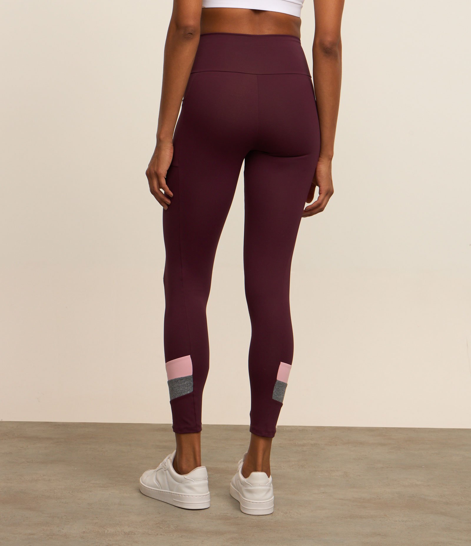 Calça Legging Esportiva em Microfibra com Bolso e Recortes Vinho 2