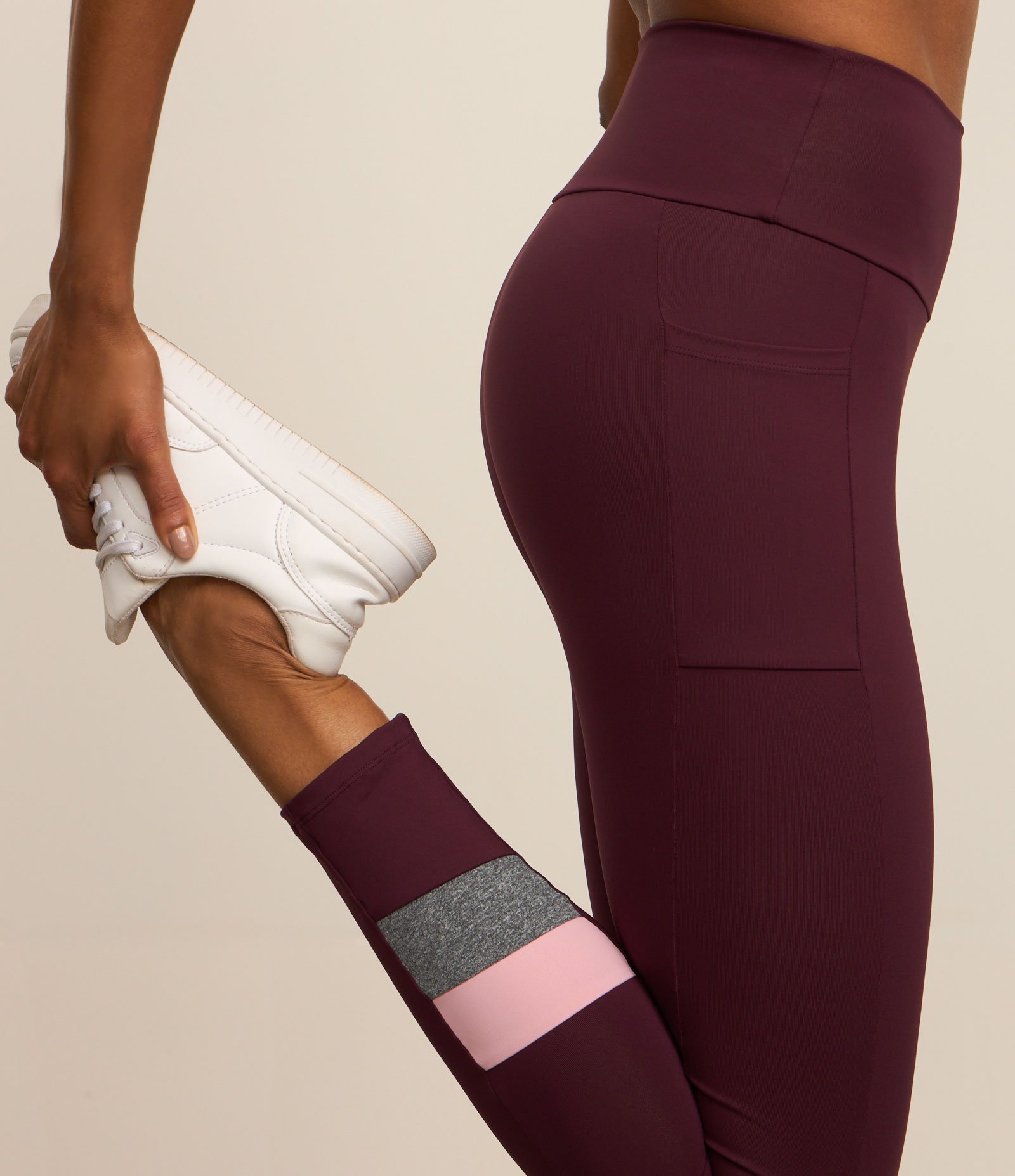 Calça Legging Esportiva em Microfibra com Bolso e Recortes Vinho 3