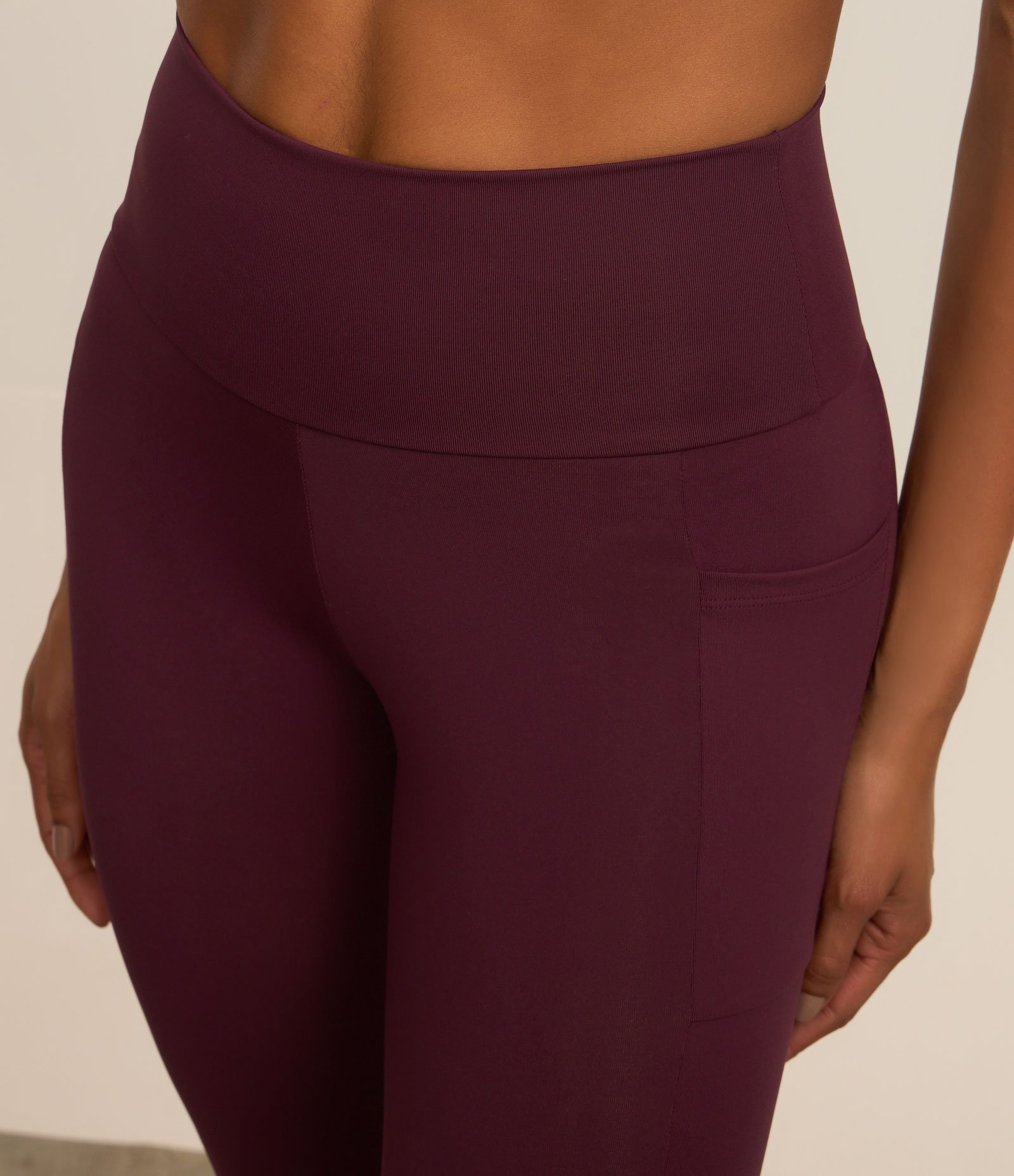 Calça Legging Esportiva em Microfibra com Bolso e Recortes Vinho 4