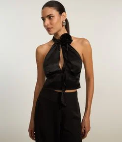 Blusa Curta Acetinada com Flor Aplicada no Decote