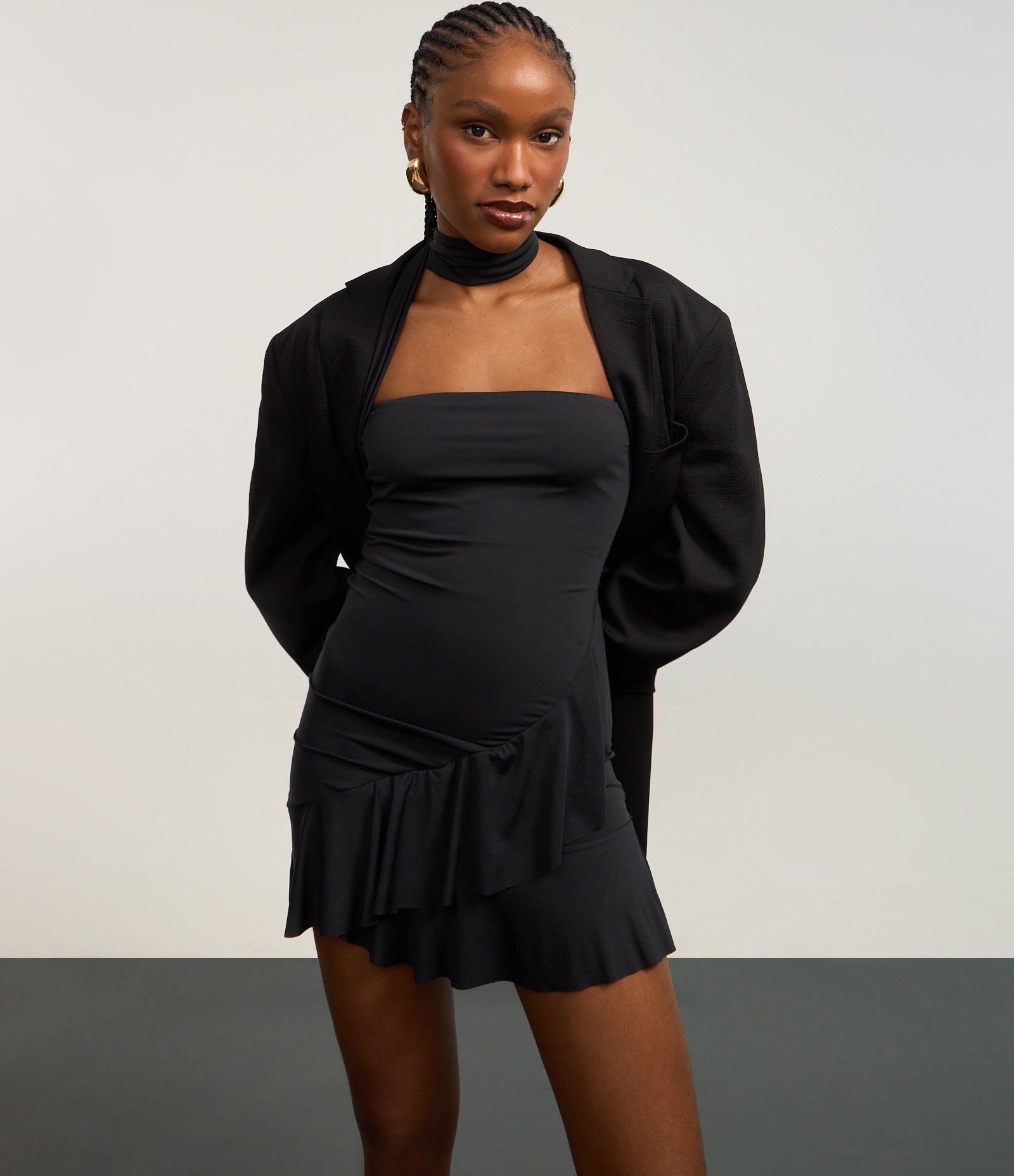 Vestido Curto em Jersey com Amarração no Pescoço e Babado na Barra Preto 5