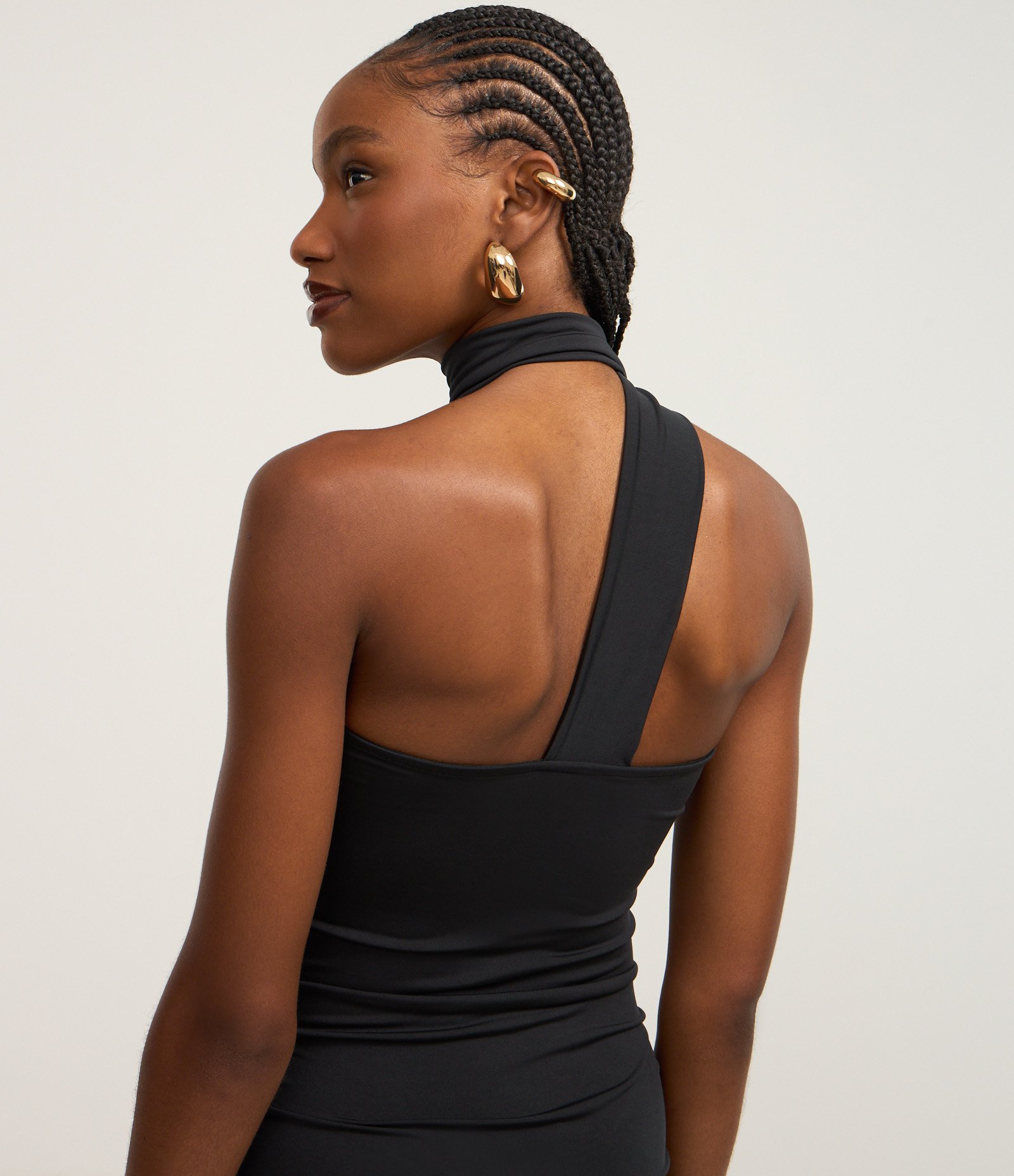 Vestido Curto em Jersey com Amarração no Pescoço e Babado na Barra Preto 4