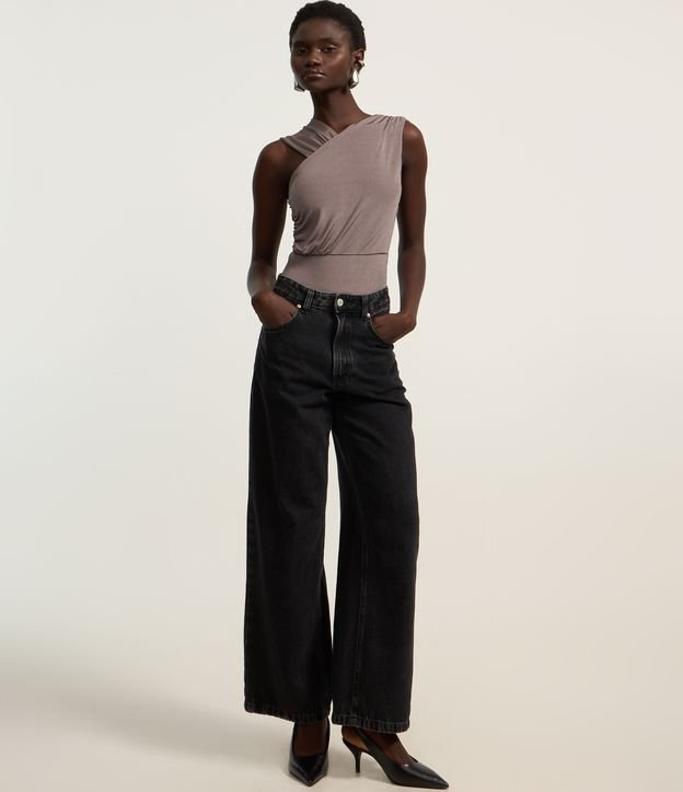 Body em Ribana com Decote Assimétrico e Detalhes Franzidos