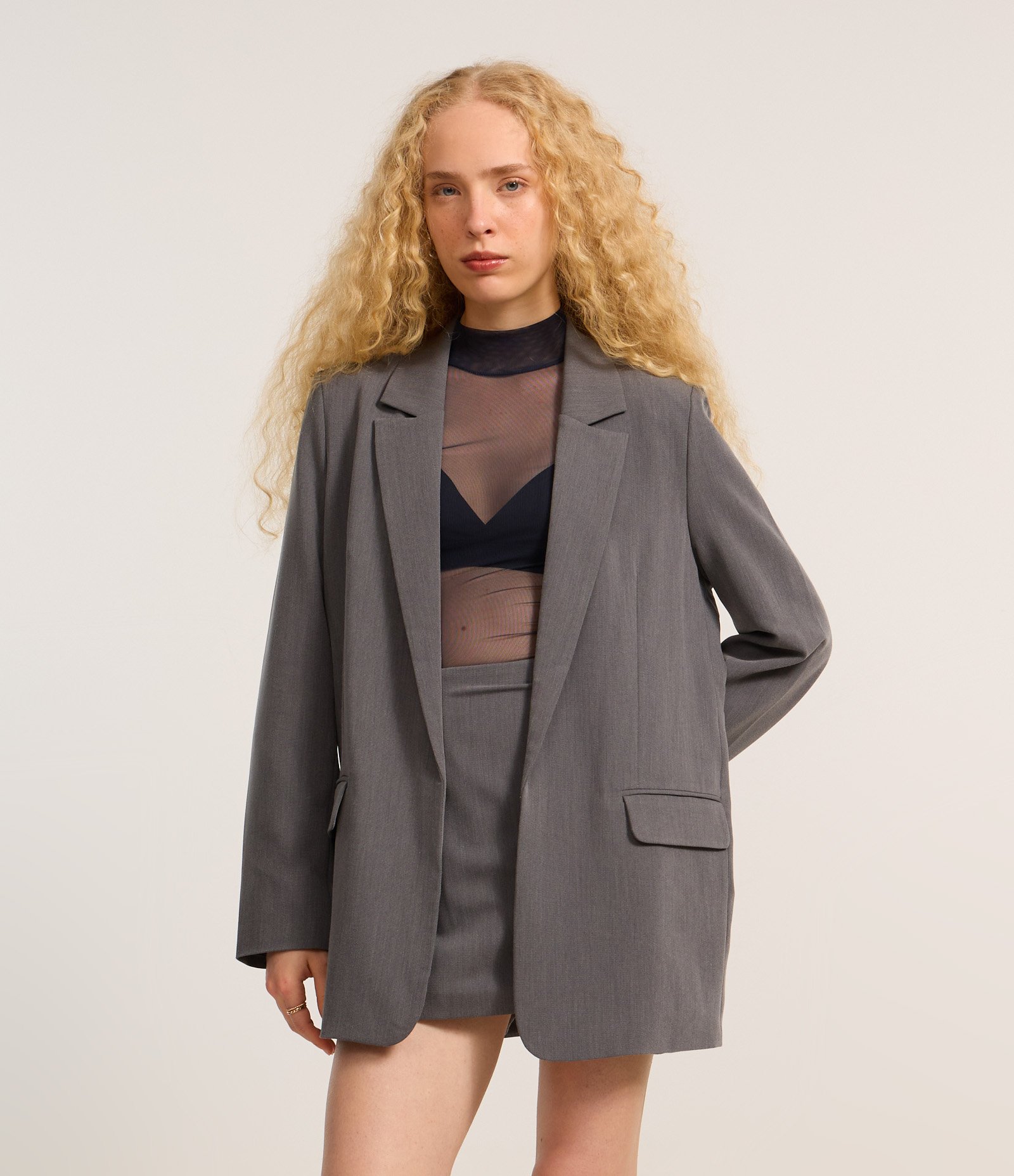 Blazer Alongado em Alfaiataria com Bolsos de Lapelas Cinza 1