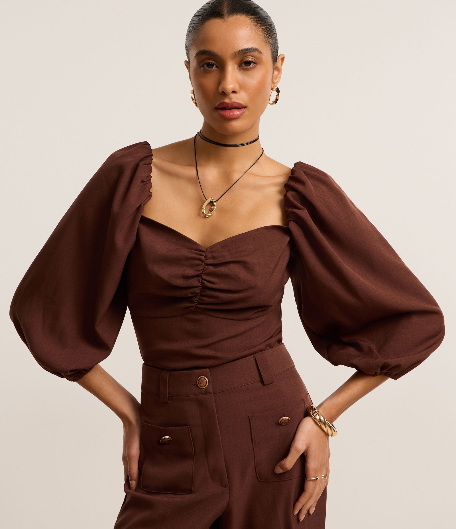 Blusa em Crepe com Decote Coração e Manga Ampla Marrom 1