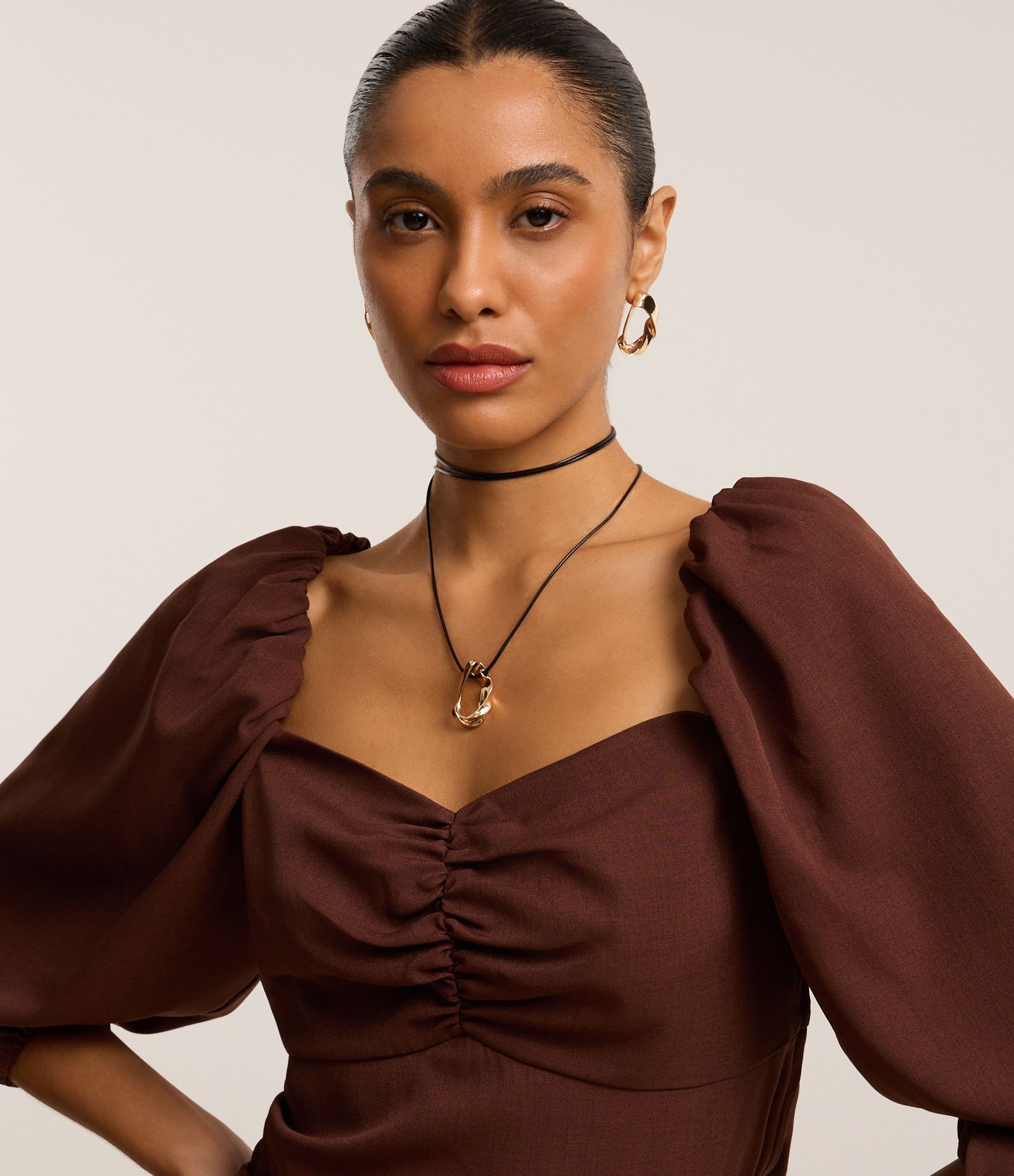 Blusa em Crepe com Decote Coração e Manga Ampla Marrom 3