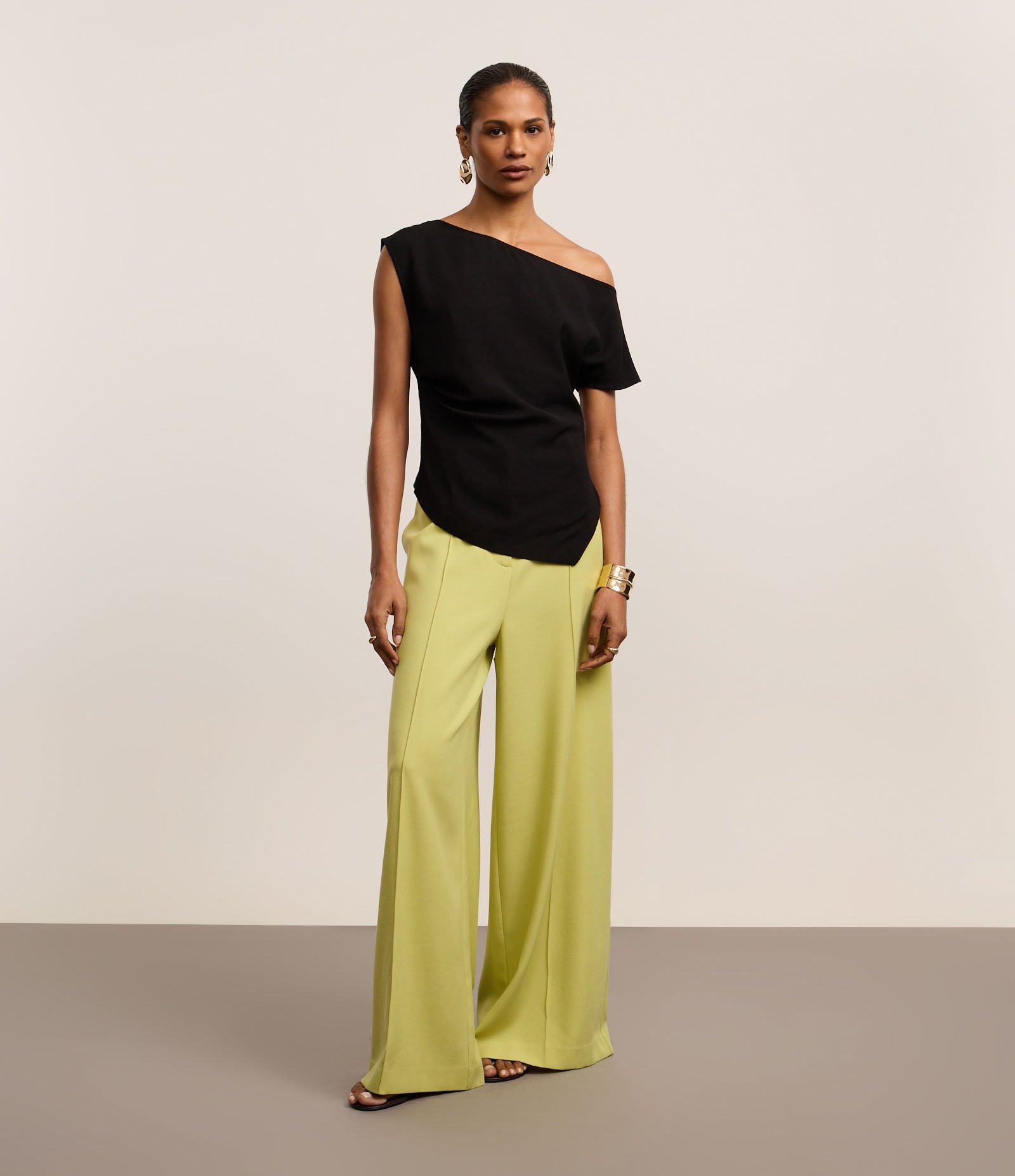 Blusa Alfaiatada com Decote Ombro Só Preto 2