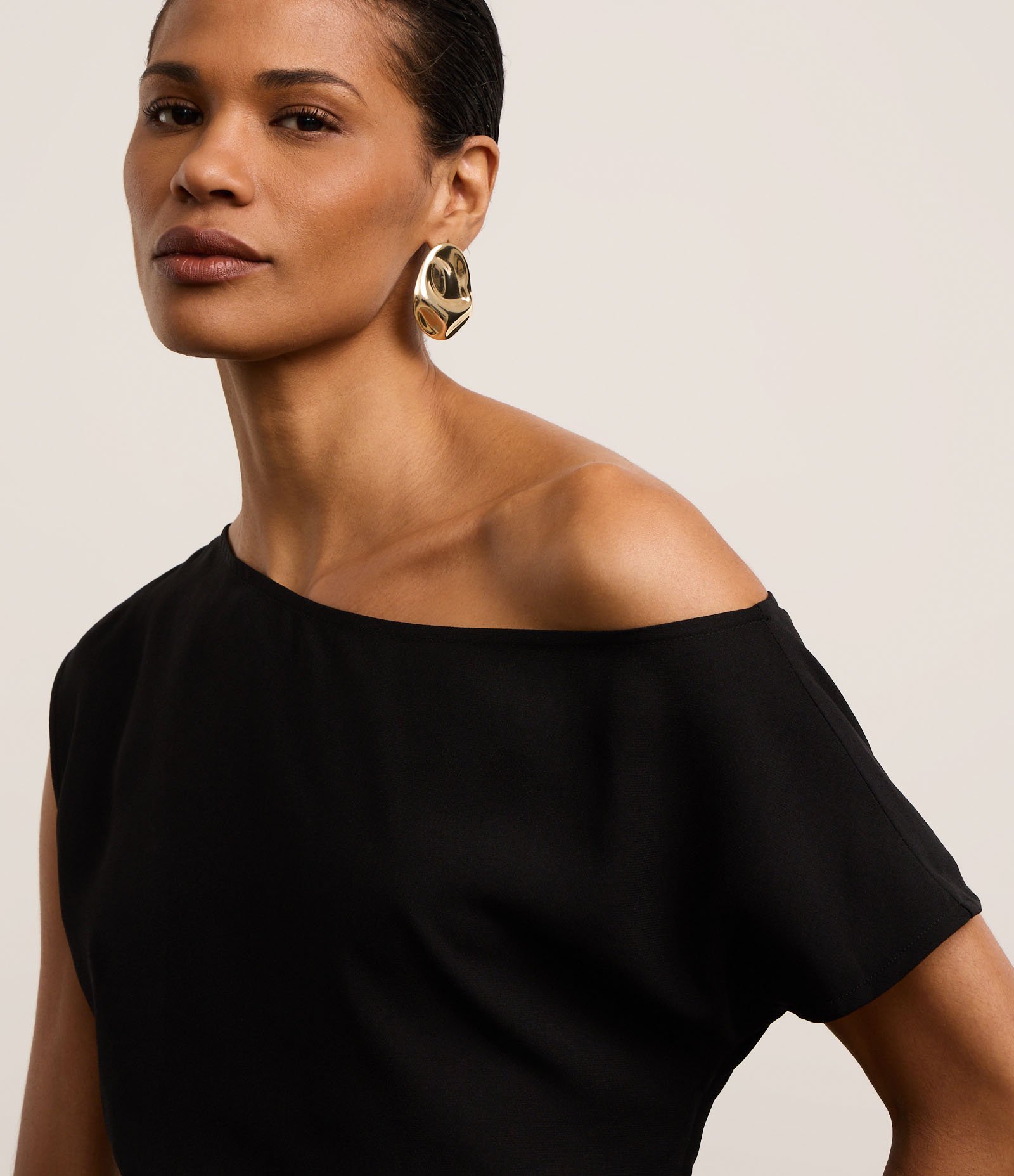 Blusa Alfaiatada com Decote Ombro Só Preto 3