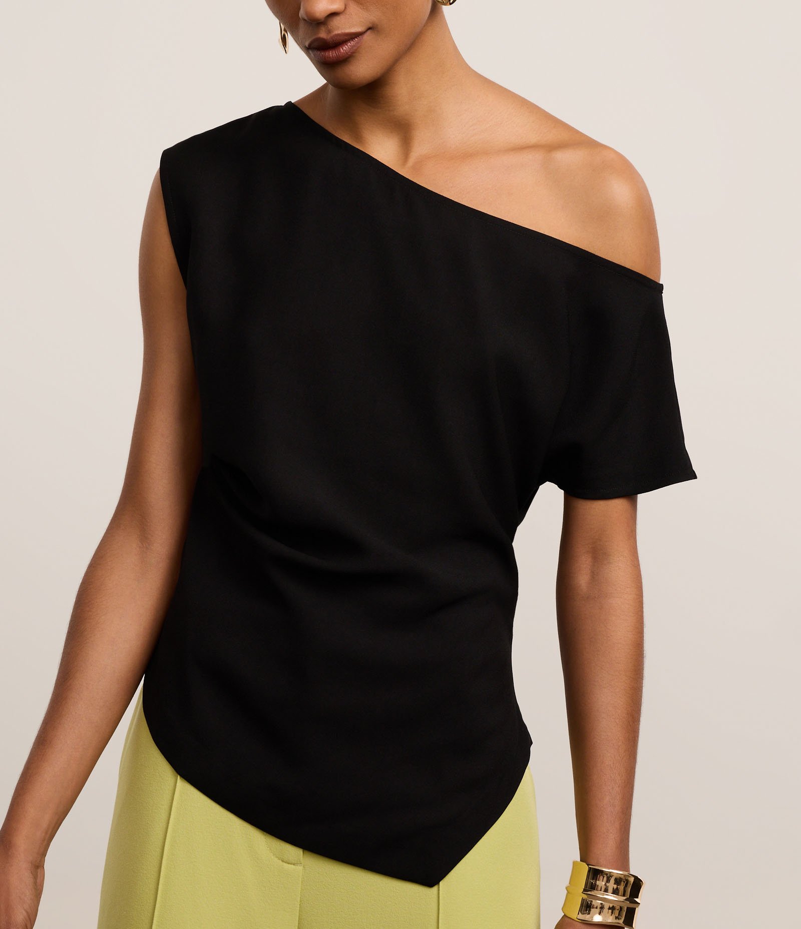 Blusa Alfaiatada com Decote Ombro Só Preto 4